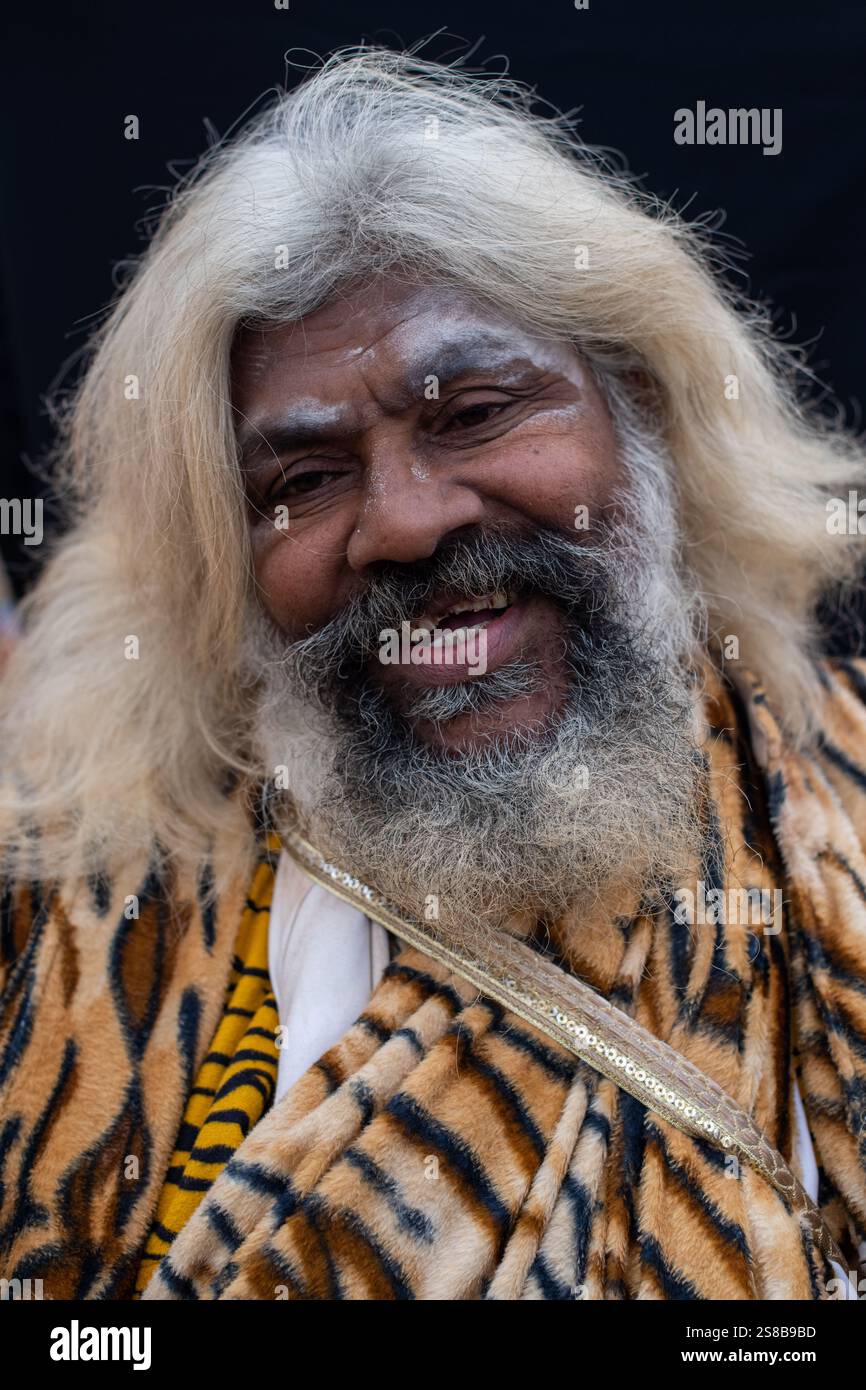 Bilder von Sadhus im Maha Kumbh Mela 2025 in Prayagraj (Allahabad), Indien. Porträts mit schwarzem Hintergrund. Stockfoto