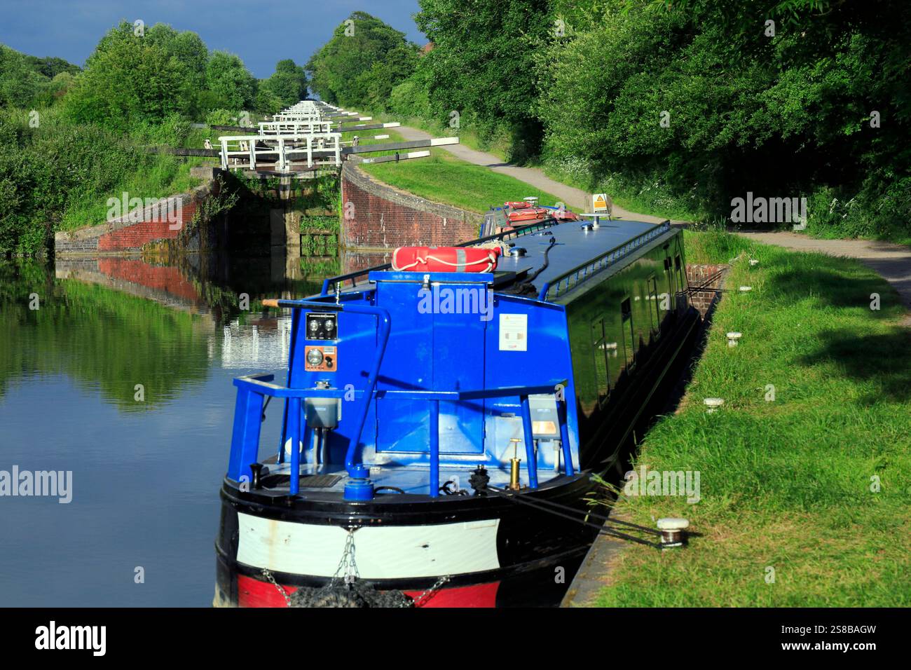 Schmales Boot auf Kennet & Avon Canal, Caen Hill Flight of Locks, Devizes, Wiltshire. Stockfoto