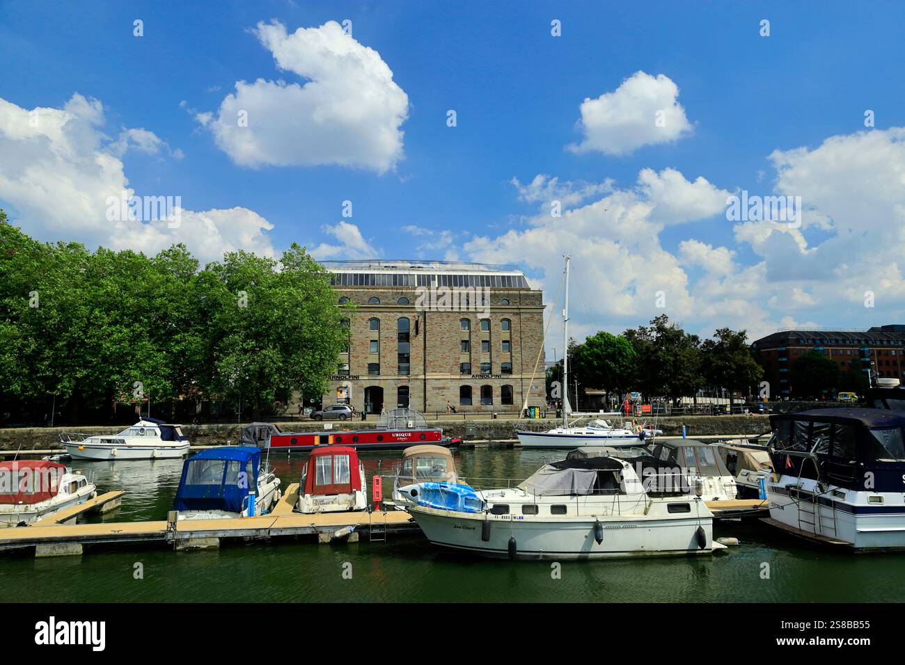 Arnolfini contemporary Arts Centre und Boote vertäut am Floating Harbour, Bristol, England. Stockfoto