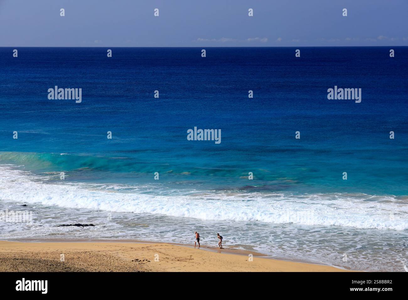 Playa Piedra Surfstrand und das Dorf El Cotillo, Fuerteventura, Kanarische Inseln, Spanien. Stockfoto