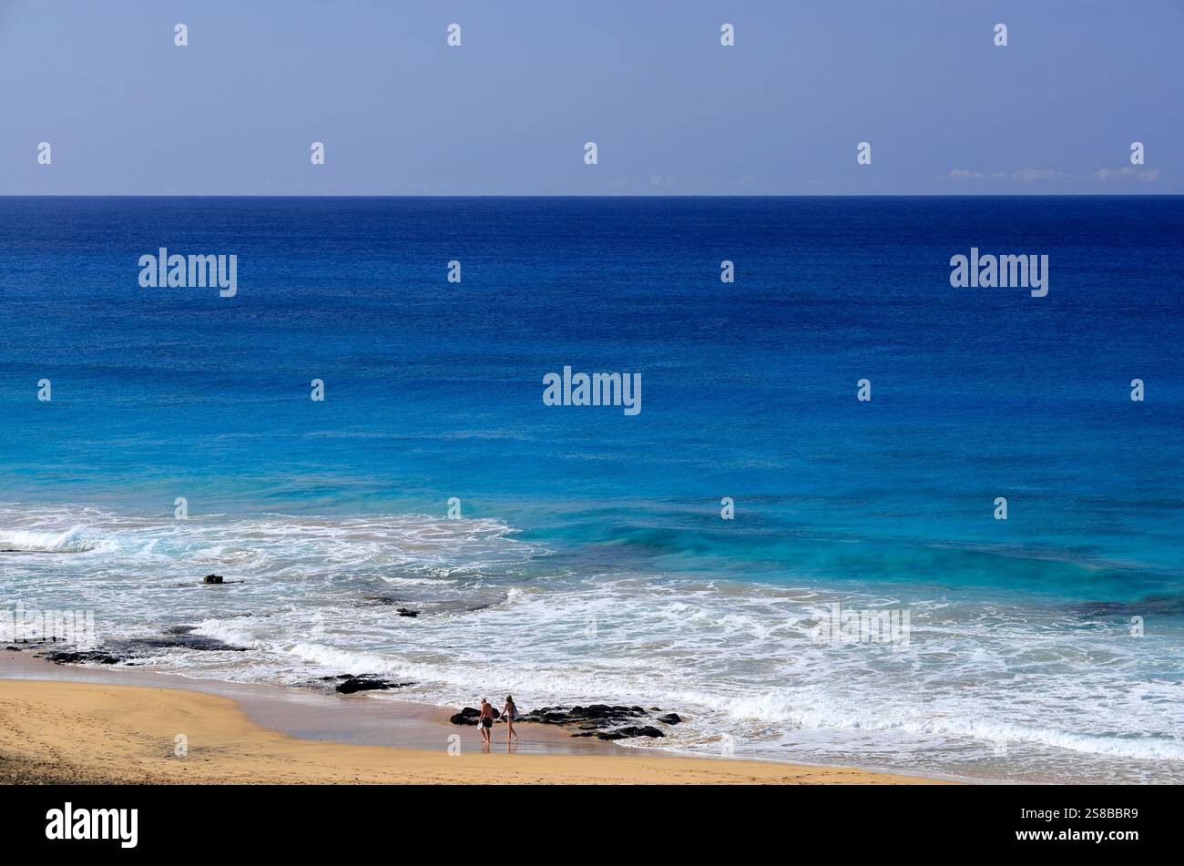 Playa Piedra Surfstrand und das Dorf El Cotillo, Fuerteventura, Kanarische Inseln, Spanien. Stockfoto