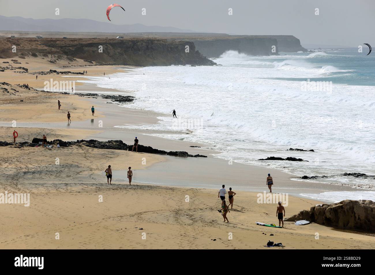 Playa Piedra Surfstrand und das Dorf El Cotillo, Fuerteventura, Kanarische Inseln, Spanien. Stockfoto
