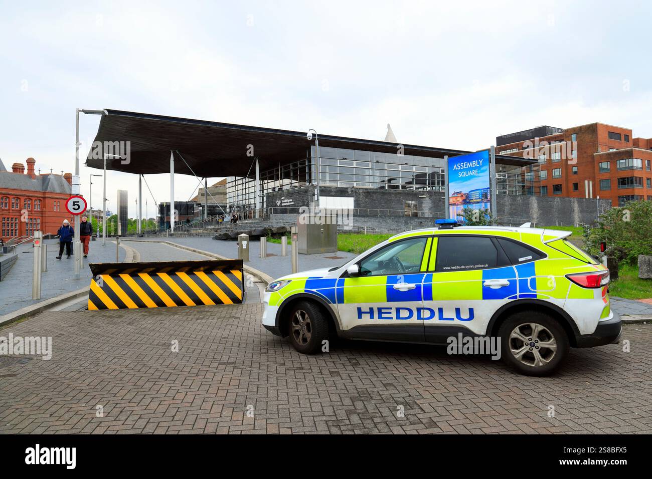 Heddlu Polizeifahrzeug und Senedd Gebäude, Cardiff Bay, Wales. Stockfoto Heddlu Polizeifahrzeug und Senedd Gebäude, Cardiff Bay, Wales. Stockfoto