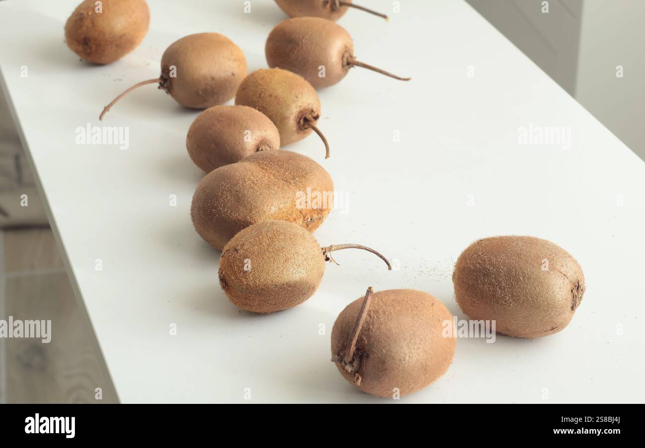 Gruppe Kiwi mit Schwänzen aus dem heimischen Garten auf weißem Hintergrund. Umweltfreundliches reines Naturprodukt. Stockfoto