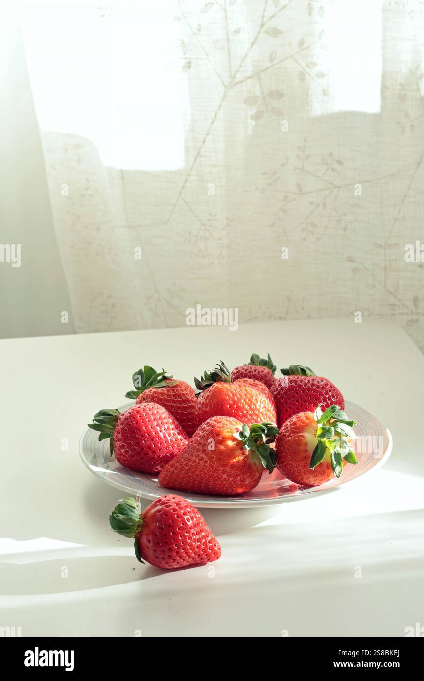 Gruppe von geschnittenen Erdbeeren aus dem Garten zu Hause auf Teller. Sonnentag. Umweltfreundliches reines Naturprodukt. Stockfoto