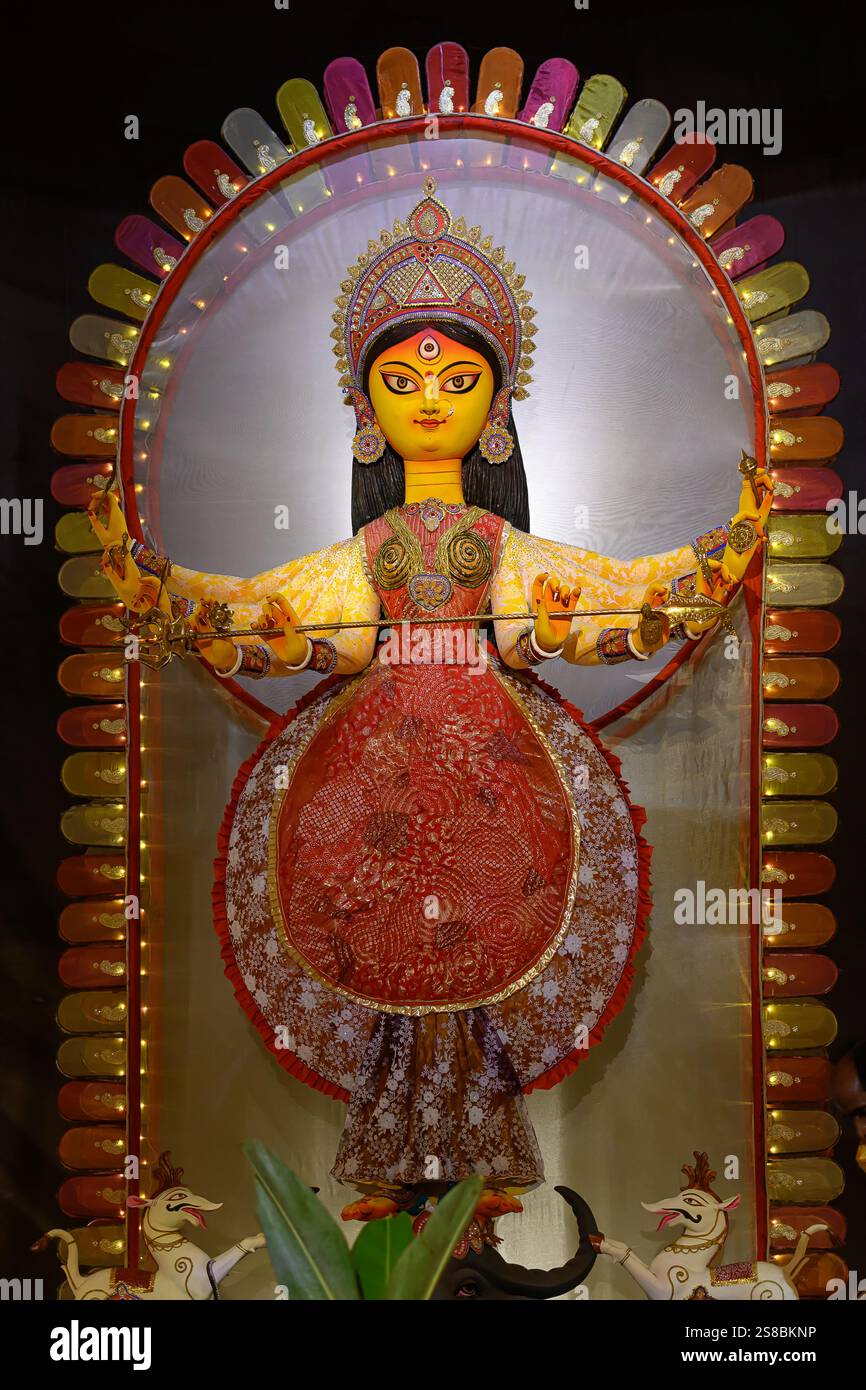 Idol der Göttin Devi Durga in einem wunderschön dekorierten Pandal während des Durga Puja Festivals in Kolkata, Westbengalen, Indien am 09. Oktober 2024 Stockfoto
