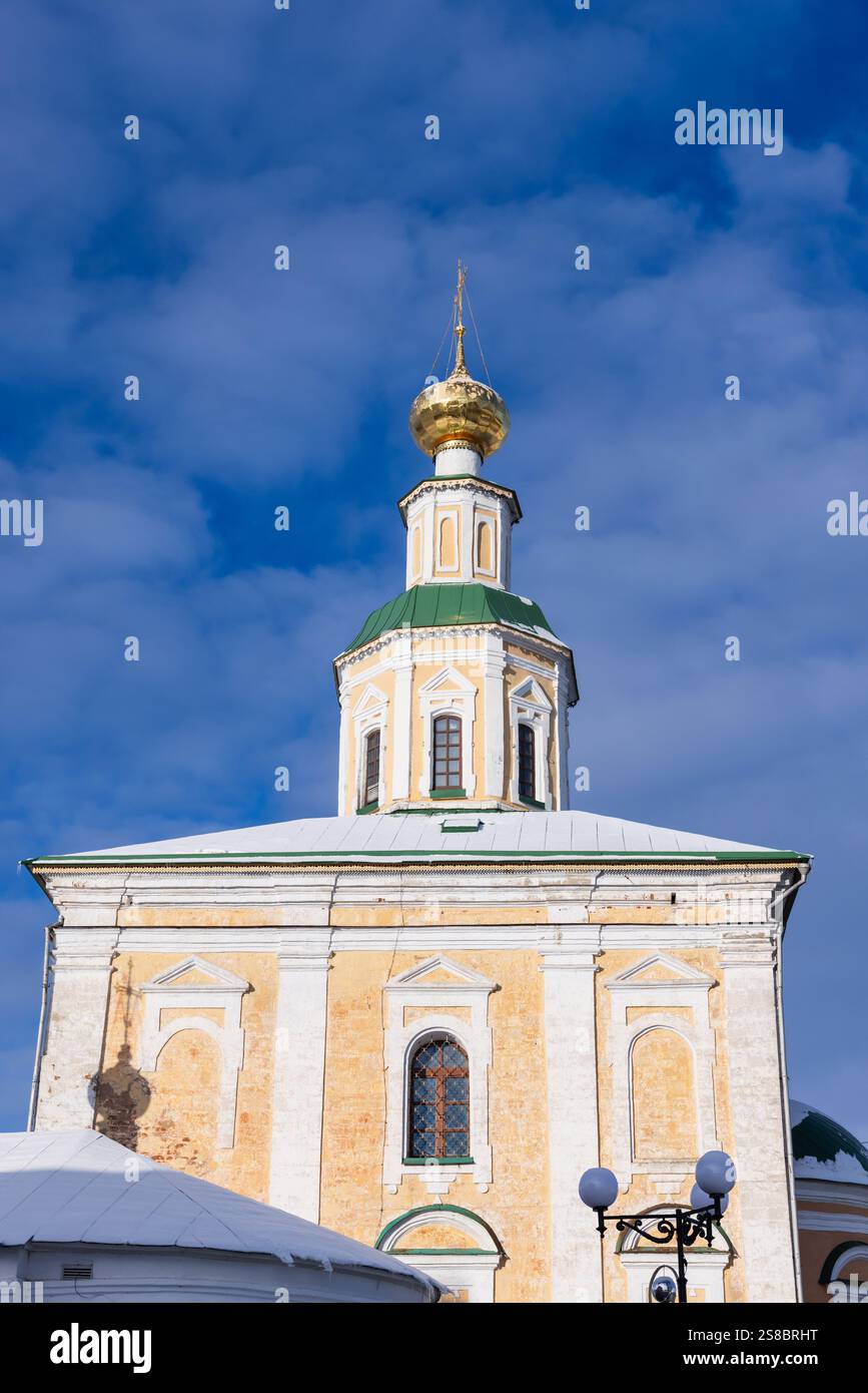Vertikales Foto der St. George Kirche unter blauem Himmel an einem sonnigen Wintertag in Wladimir, Russland Stockfoto