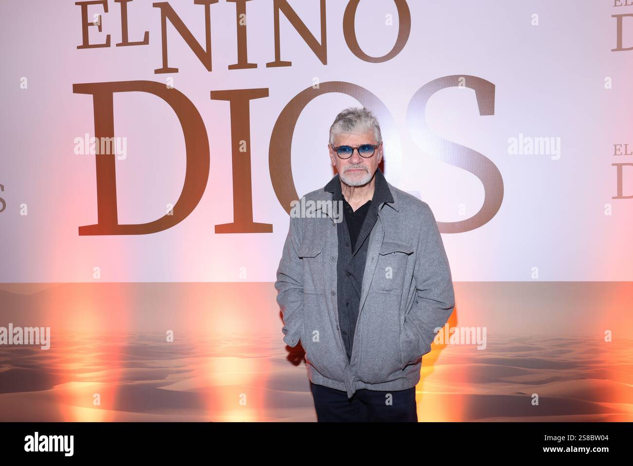 21. Januar 2025, Mexiko-Stadt, Ciudad de Mexico, Mexiko: Henry Zakka besucht den roten Teppich für die â€˜El NiÃ±o Diosâ€™ Premiere im Cinemex Metropoli Patriotismo. Am 21. Januar 2025 in Mexiko-Stadt. (Kreditbild: © Yamak Perea/OKULARIS via ZUMA Press Wire) NUR REDAKTIONELLE VERWENDUNG! Nicht für kommerzielle ZWECKE! Stockfoto