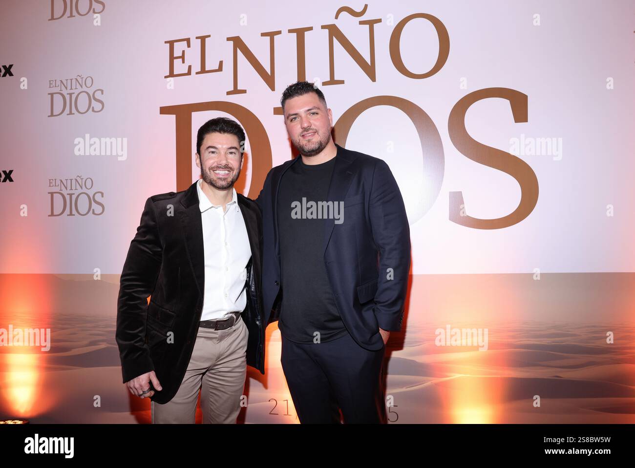 21. Januar 2025, Mexiko-Stadt, Ciudad de Mexico, Mexiko: Eduardo Brandariz und Mundo Siller besuchen den roten Teppich für die â€˜El NiÃ±o Diosâ€™ Premiere im Cinemex Metropoli Patriotismo. Am 21. Januar 2025 in Mexiko-Stadt. (Kreditbild: © Yamak Perea/OKULARIS via ZUMA Press Wire) NUR REDAKTIONELLE VERWENDUNG! Nicht für kommerzielle ZWECKE! Stockfoto