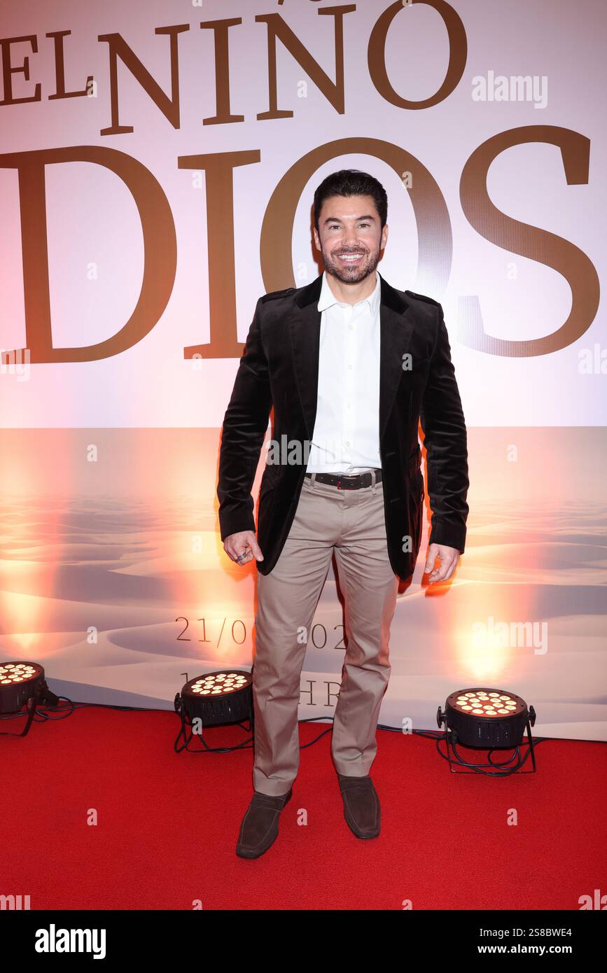 21. Januar 2025, Mexiko-Stadt, Ciudad de Mexico, Mexiko: Mundo Siller besucht den roten Teppich für die â€˜El NiÃ±o Diosâ€™ Premiere im Cinemex Metropoli Patriotismo. Am 21. Januar 2025 in Mexiko-Stadt. (Kreditbild: © Yamak Perea/OKULARIS via ZUMA Press Wire) NUR REDAKTIONELLE VERWENDUNG! Nicht für kommerzielle ZWECKE! Stockfoto