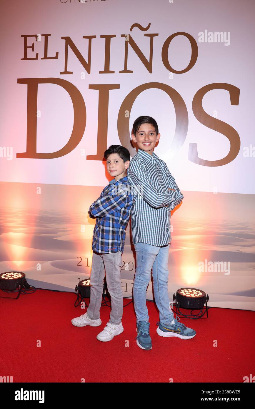 21. Januar 2025, Mexiko-Stadt, Ciudad de Mexico, Mexiko: Carlo LÃ³pez Ã lvarez und Iker Lopez Ã lvarez besuchen den roten Teppich für die â€˜El NiÃ±o Diosâ€™ Premiere im Cinemex Metropoli Patriotismo. Am 21. Januar 2025 in Mexiko-Stadt. (Kreditbild: © Yamak Perea/OKULARIS via ZUMA Press Wire) NUR REDAKTIONELLE VERWENDUNG! Nicht für kommerzielle ZWECKE! Stockfoto