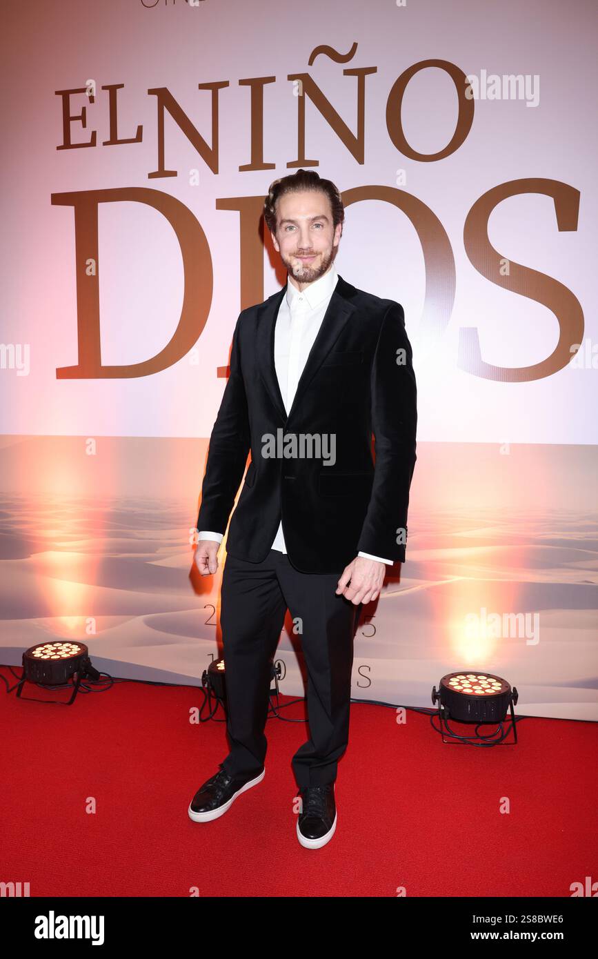 21. Januar 2025, Mexiko-Stadt, Ciudad de Mexico, Mexiko: Eugenio Siller besucht den roten Teppich für die â€˜El NiÃ±o Diosâ€™ Premiere im Cinemex Metropoli Patriotismo. Am 21. Januar 2025 in Mexiko-Stadt. (Kreditbild: © Yamak Perea/OKULARIS via ZUMA Press Wire) NUR REDAKTIONELLE VERWENDUNG! Nicht für kommerzielle ZWECKE! Stockfoto
