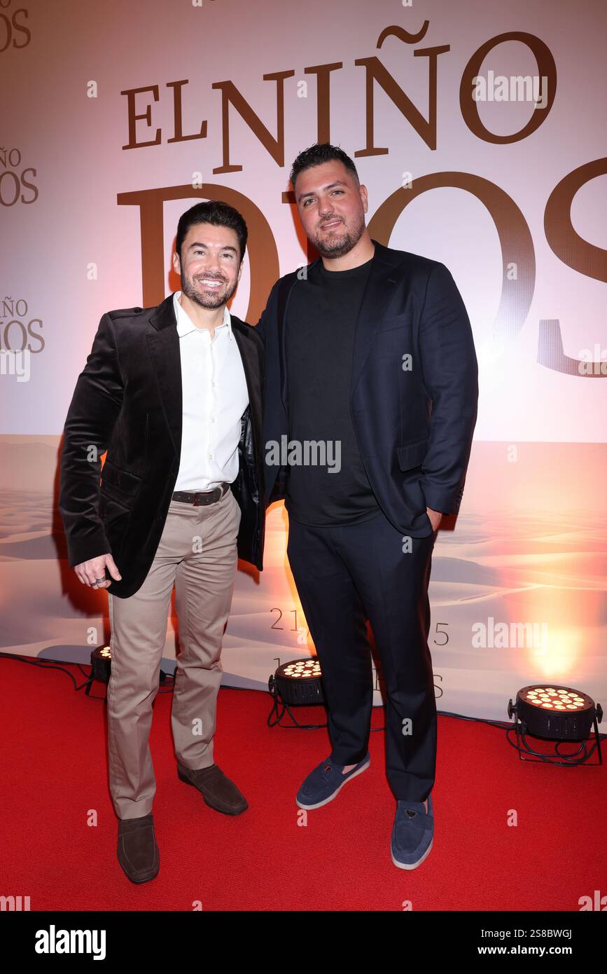 21. Januar 2025, Mexiko-Stadt, Ciudad de Mexico, Mexiko: Eduardo Brandariz und Mundo Siller besuchen den roten Teppich für die â€˜El NiÃ±o Diosâ€™ Premiere im Cinemex Metropoli Patriotismo. Am 21. Januar 2025 in Mexiko-Stadt. (Kreditbild: © Yamak Perea/OKULARIS via ZUMA Press Wire) NUR REDAKTIONELLE VERWENDUNG! Nicht für kommerzielle ZWECKE! Stockfoto