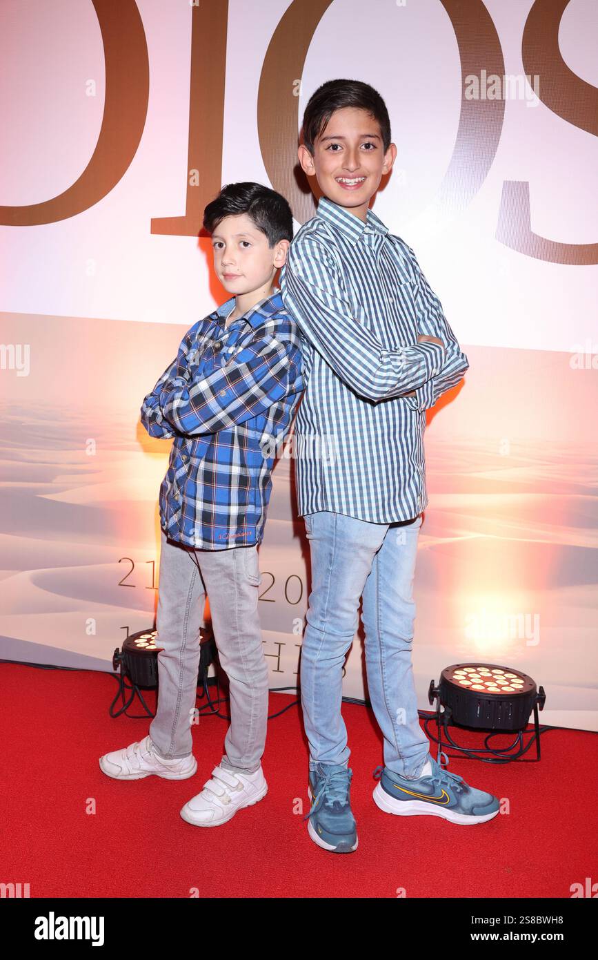 21. Januar 2025, Mexiko-Stadt, Ciudad de Mexico, Mexiko: Carlo LÃ³pez Ã lvarez und Iker Lopez Ã lvarez besuchen den roten Teppich für die â€˜El NiÃ±o Diosâ€™ Premiere im Cinemex Metropoli Patriotismo. Am 21. Januar 2025 in Mexiko-Stadt. (Kreditbild: © Yamak Perea/OKULARIS via ZUMA Press Wire) NUR REDAKTIONELLE VERWENDUNG! Nicht für kommerzielle ZWECKE! Stockfoto