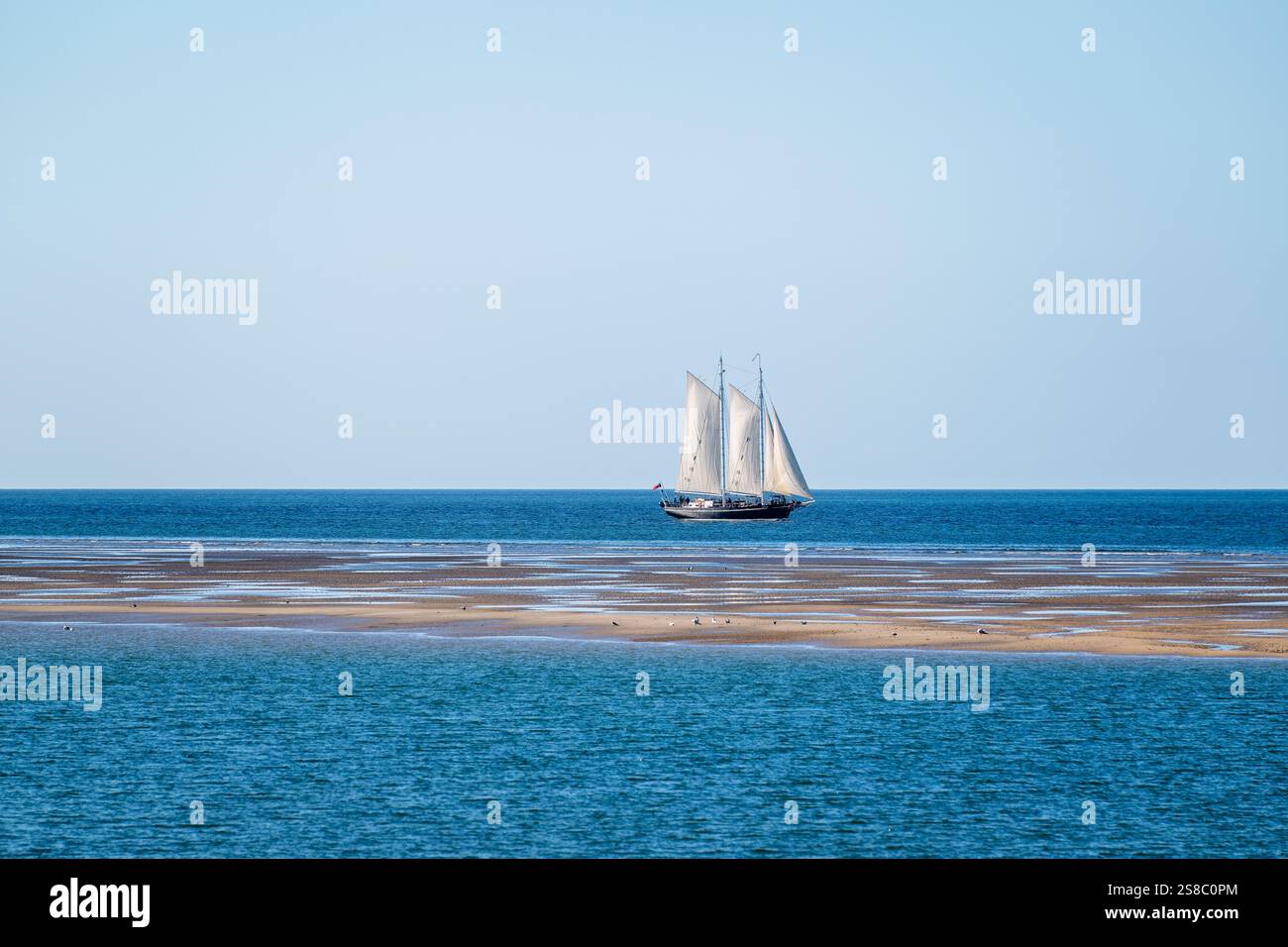 Großes Schiff weiß segelt blauer Ozean, Schoner Brig historische maritime Geschichte, Kopierraum Stockfoto