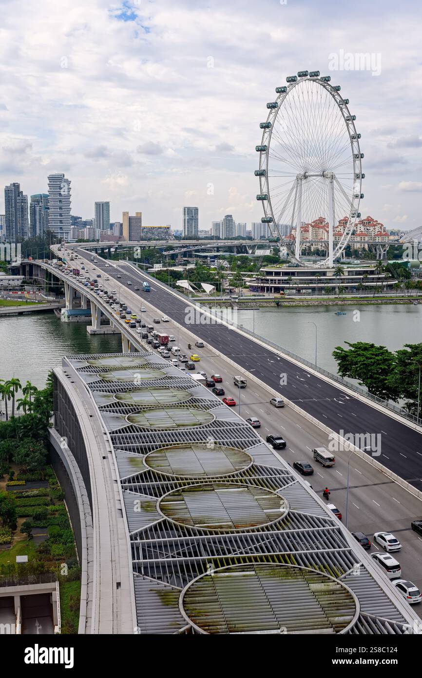 Marina Bay District mit Singapur Flyer und Verkehr auf Highway Freeway, Skyline City-Landschaft, Touristenattraktion s Stockfoto