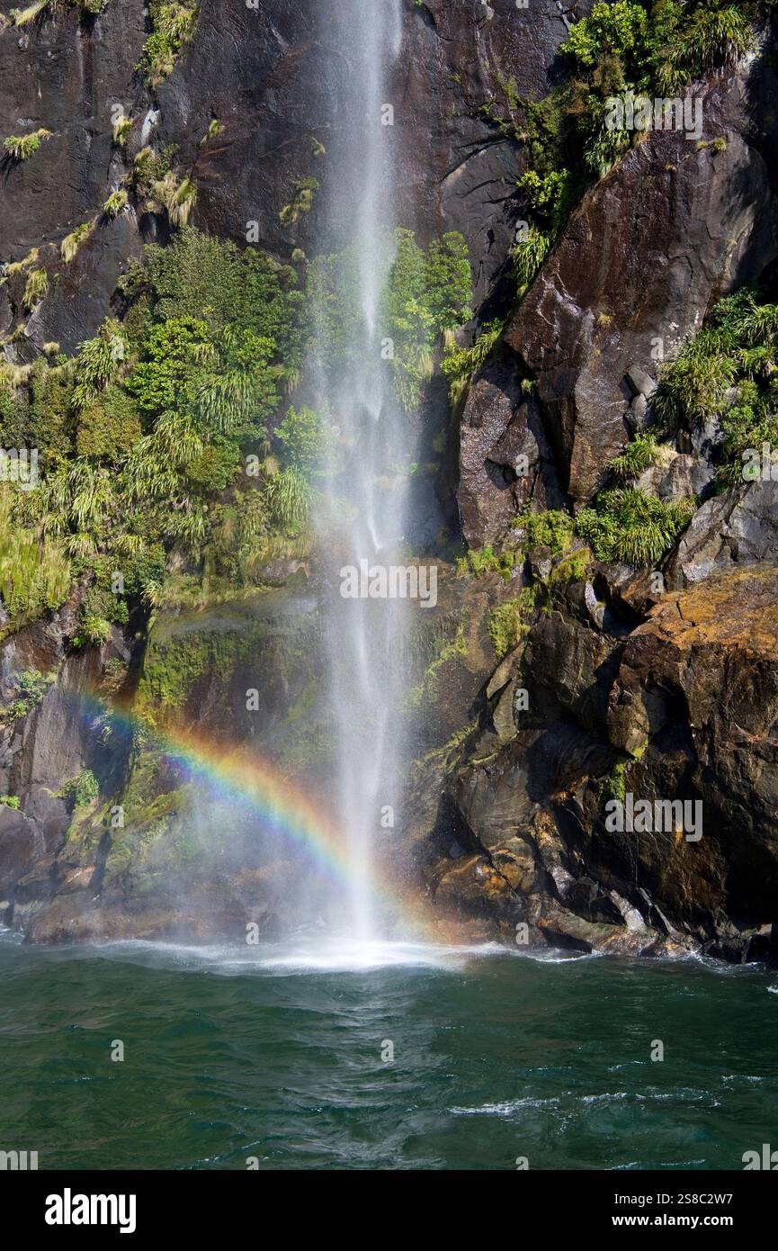 Wasserfall und Regenbogen im Milford Sound auf Südinsel Neuseeland Stockfoto
