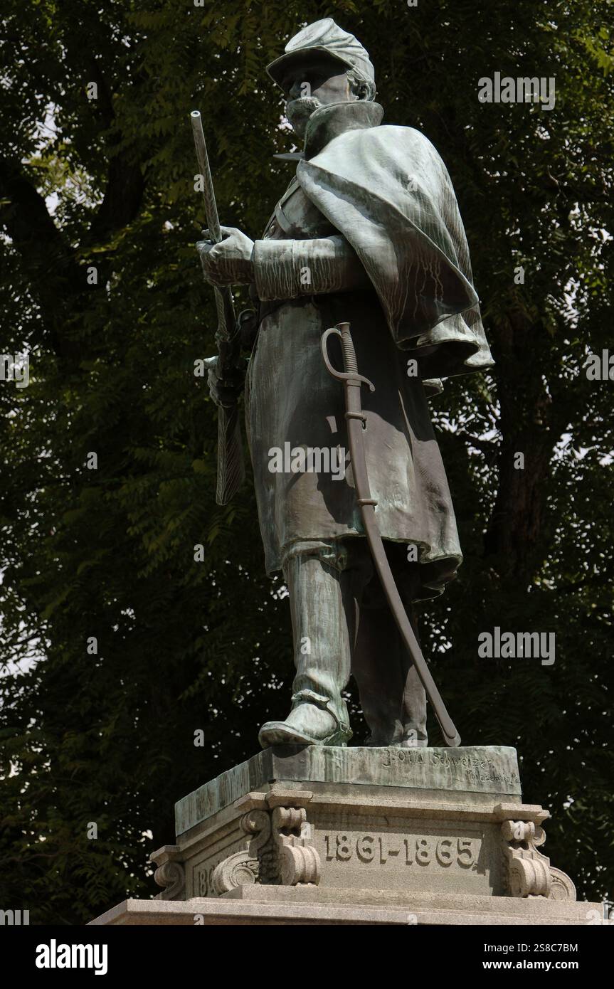 Bürgerkriegsdenkmal. Entworfen von Jack Howland, einem Mitglied der US Army First Colorado Cavalry. Es zeigt einen Kavalleristen aus dem Bürgerkrieg (1861–1865), der mit einem Gewehr in der Hand demontiert wurde. Er ehrt den Soldaten aus Colorado, der im Bürgerkrieg kämpfte und starb. Er wurde von Jakob Otto Schweizer (1863–1955) gestaltet. Das Denkmal wurde am 24. Juli 1909 eingeweiht. Denver, Colorado, Usa. Stockfoto