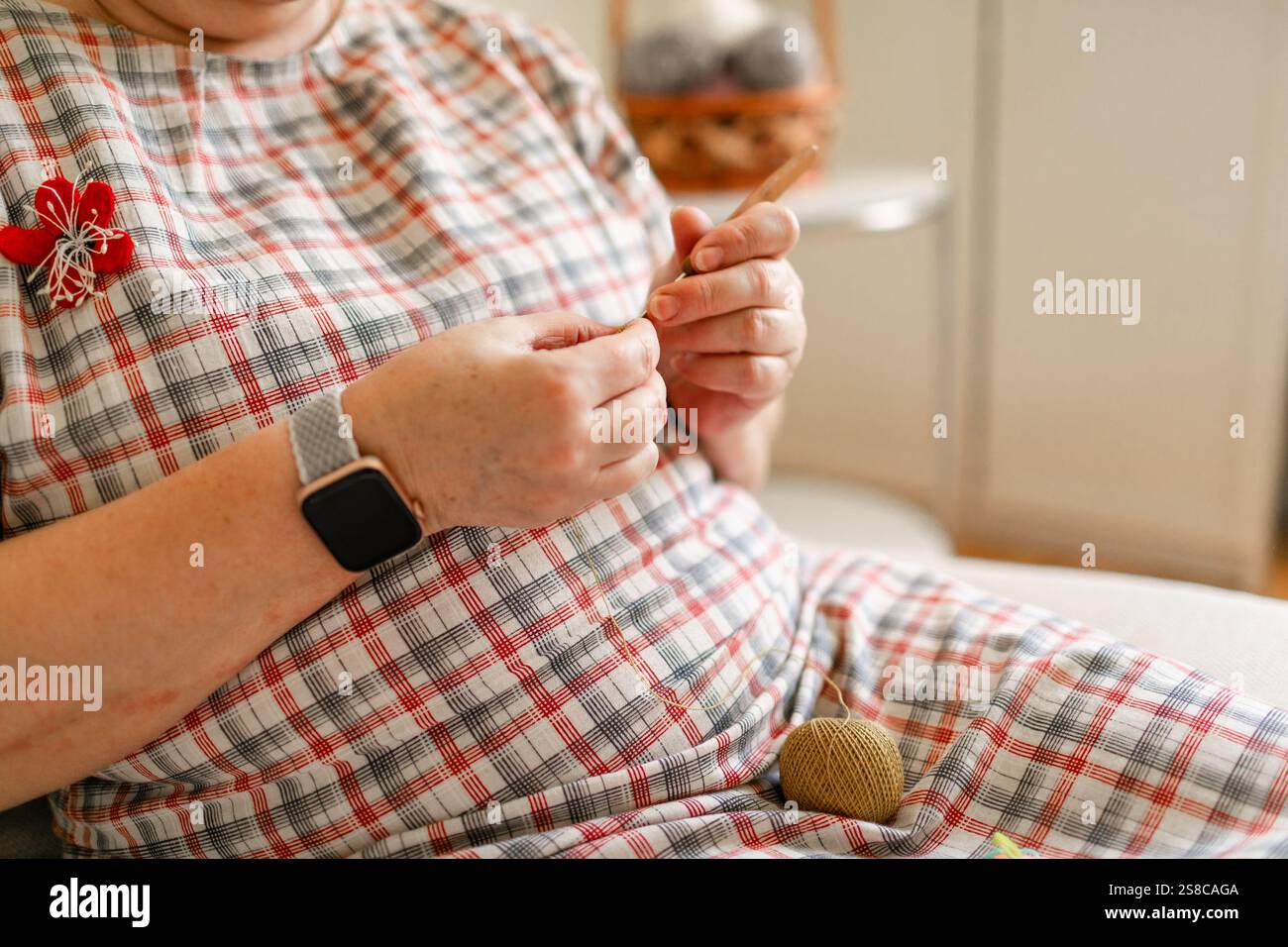 Nahaufnahme der Hände einer älteren Häkelfrau. Stockfoto