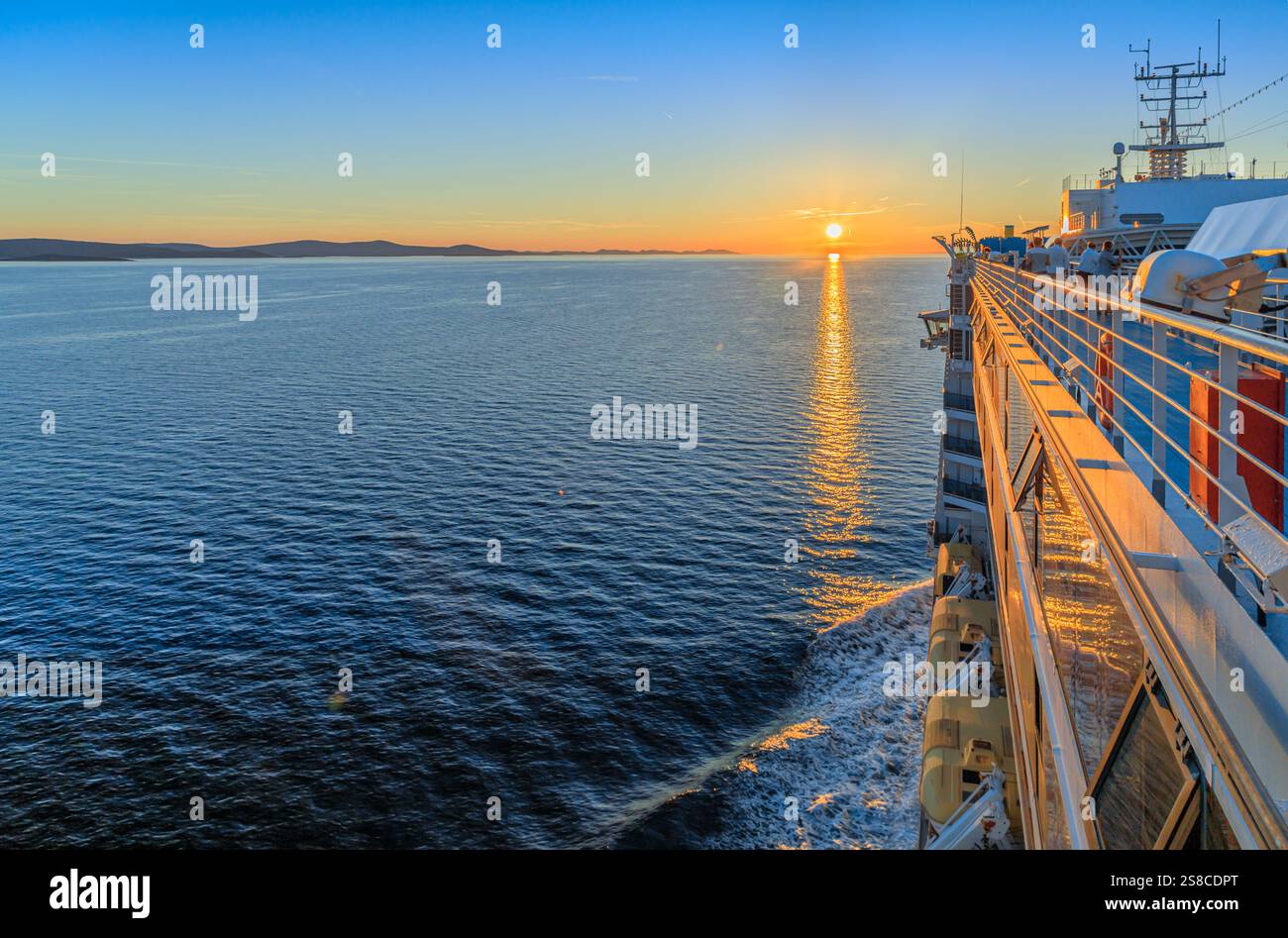 Bootstour bei Sonnenuntergang vom Schiffsanleger. Romantischer Reiseabend. Stockfoto