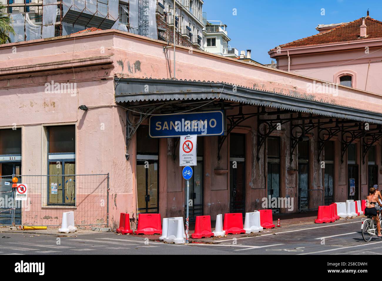 Historisches Bahnhofsgebäude aus dem Jahr 1872, Old Sanremo Station, Provinz Imperia, Ligurien, Italien. Stockfoto