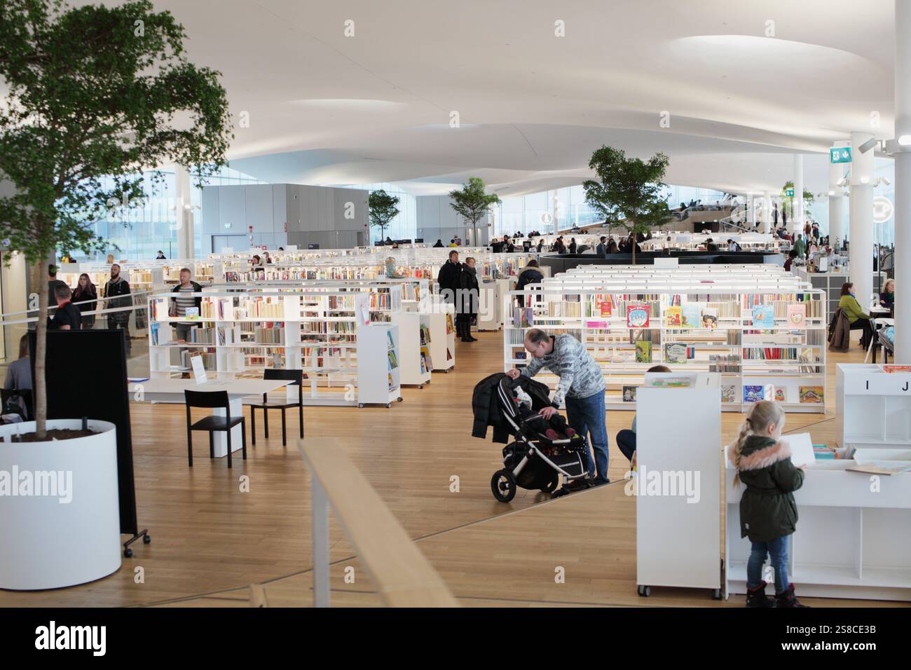 Helsinki, Finnland - 8. März 2019: Menschen ruhen sich im Lesesaal der Helsinki Central Library Oodi aus, eröffnet am 5. Dezember 2018 Stockfoto