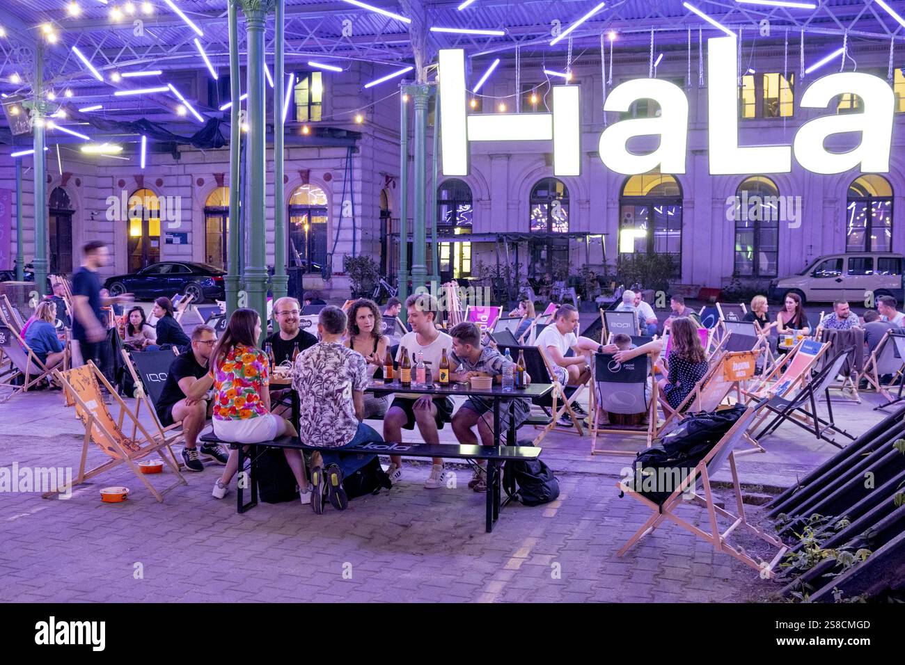 Stillgelegter Bahnhof Swiebodzki. Hala, Pub-Bar auf den stillgelegten Bahnsteigen, WrocNaw, WrocNaw Woiwodschaft, Niederschlesien, Polen, Europa Stockfoto