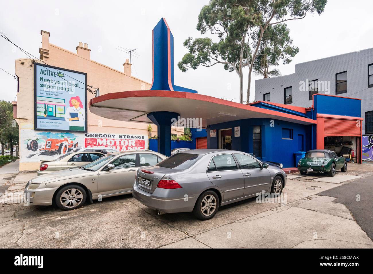 Eine Tankstelle oder Garage im Art déco-Stil zwischen den Kriegen, die seit 1939 in Darlington, Sydney, Australien, ständig genutzt wird Stockfoto