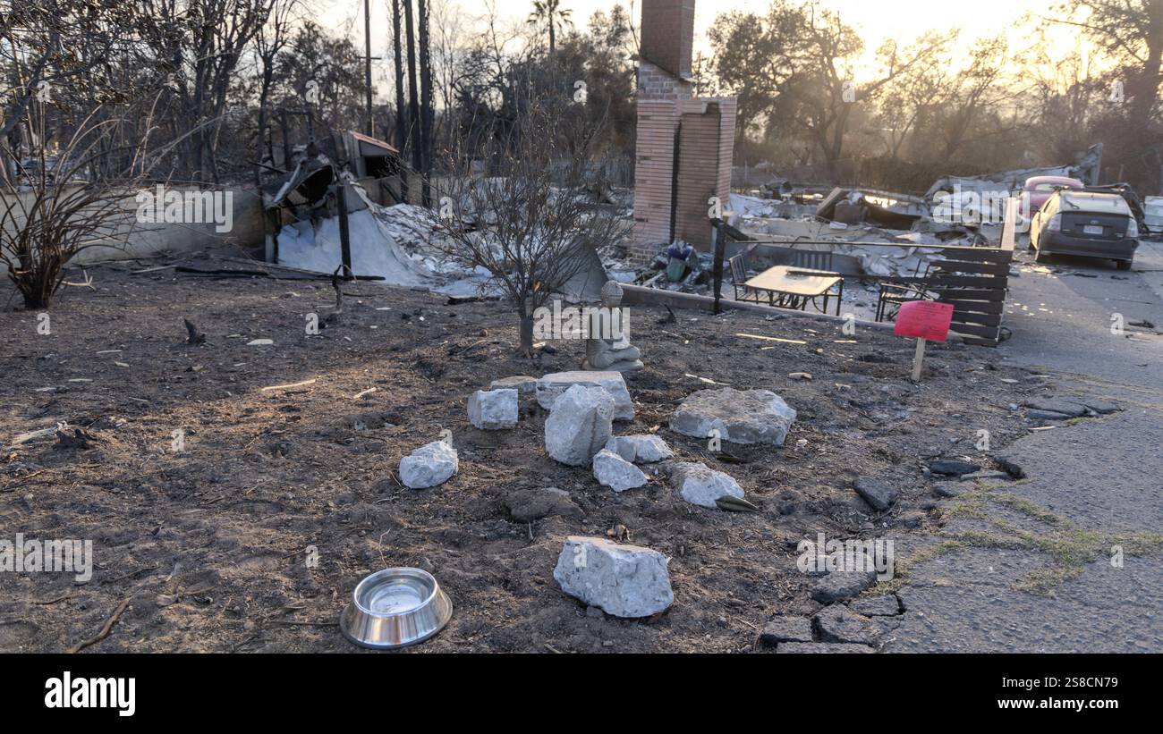 Altadena, Kalifornien, USA. Januar 2025. Eine mit Wasser gefüllte Metallschale wurde vor einem Haus gelassen, das im Eaton-Feuer verbrannt ist, vielleicht aus einem verlorenen Grund oder Hund. (Kreditbild: © Amy Katz/ZUMA Press Wire) NUR REDAKTIONELLE VERWENDUNG! Nicht für kommerzielle ZWECKE! Stockfoto