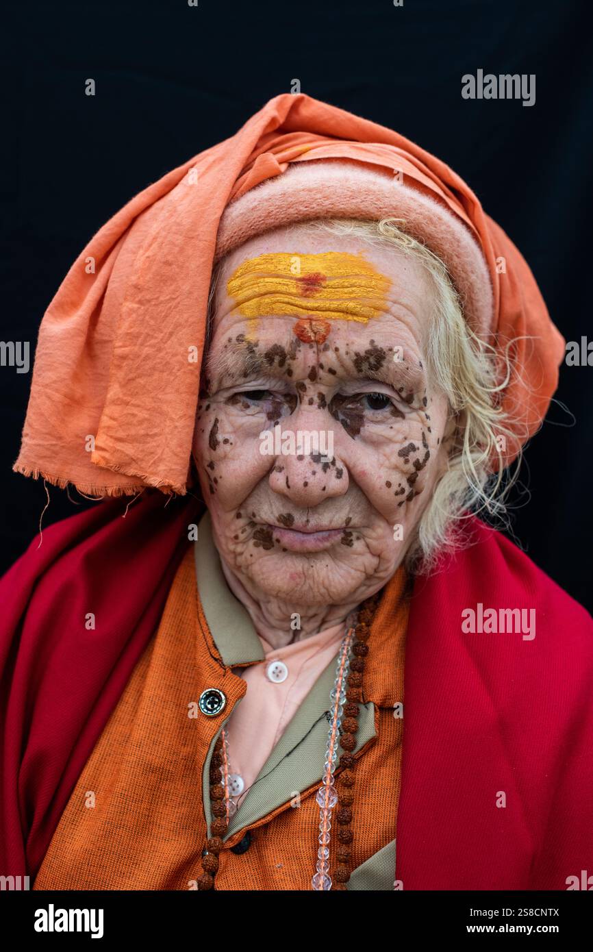 Bilder von Sadhus und Naga Sadhus beim Maha Kumbh Mela, dem Hindufest, das alle 144 Jahre stattfindet. Stockfoto