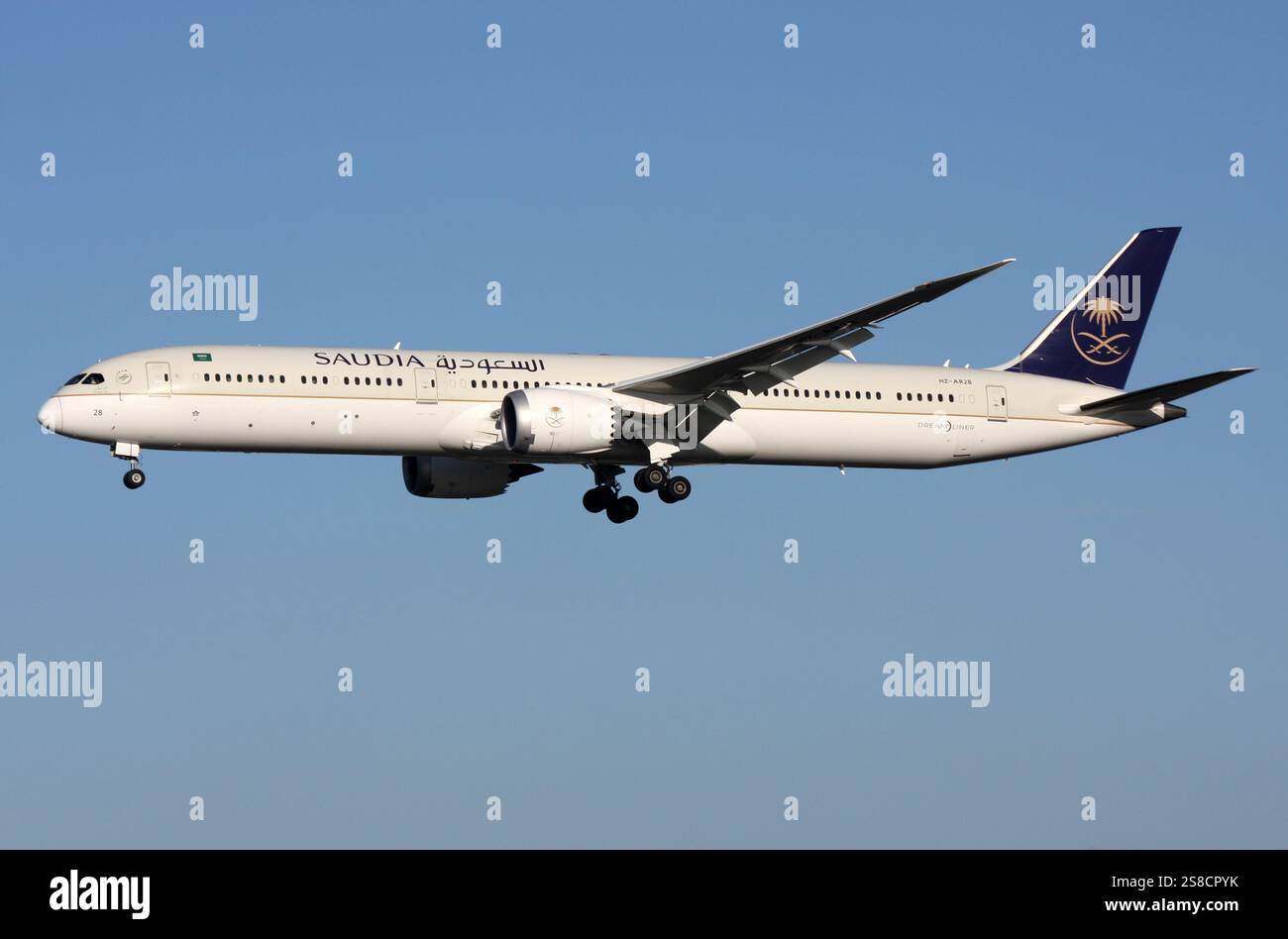 Eine Boeing 787-10 Dreamliner von Saudia Saudi Arabian Airlines nähert sich dem Flughafen London Gatwick an Stockfoto