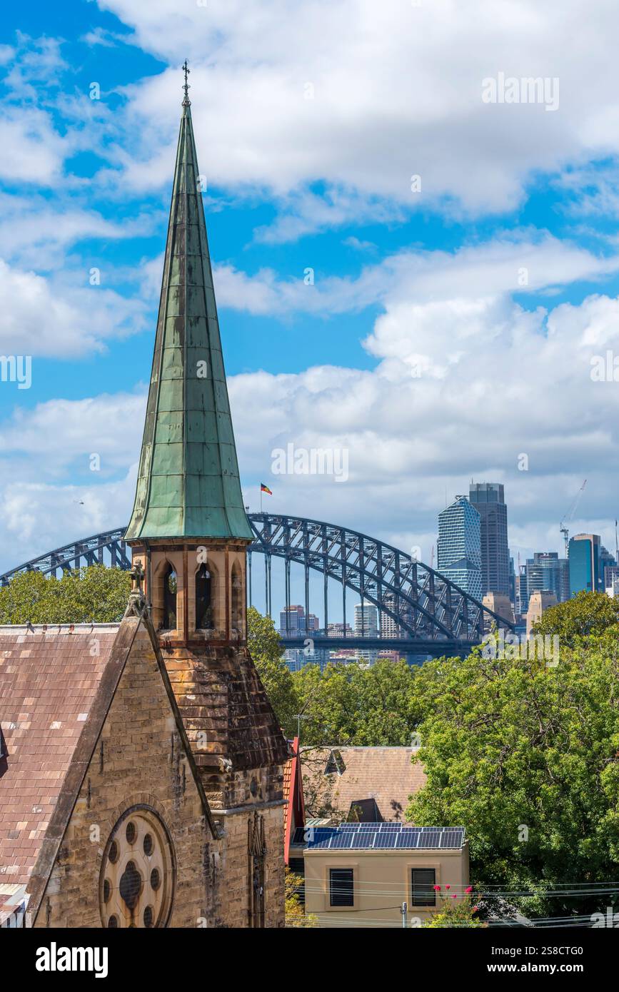 Der Turm der katholischen Kirche St. Francis Xavier in Lavender Bay (North Sydney) mit der Sydney Harbour Bridge im Hintergrund wurde 1856 eröffnet Stockfoto