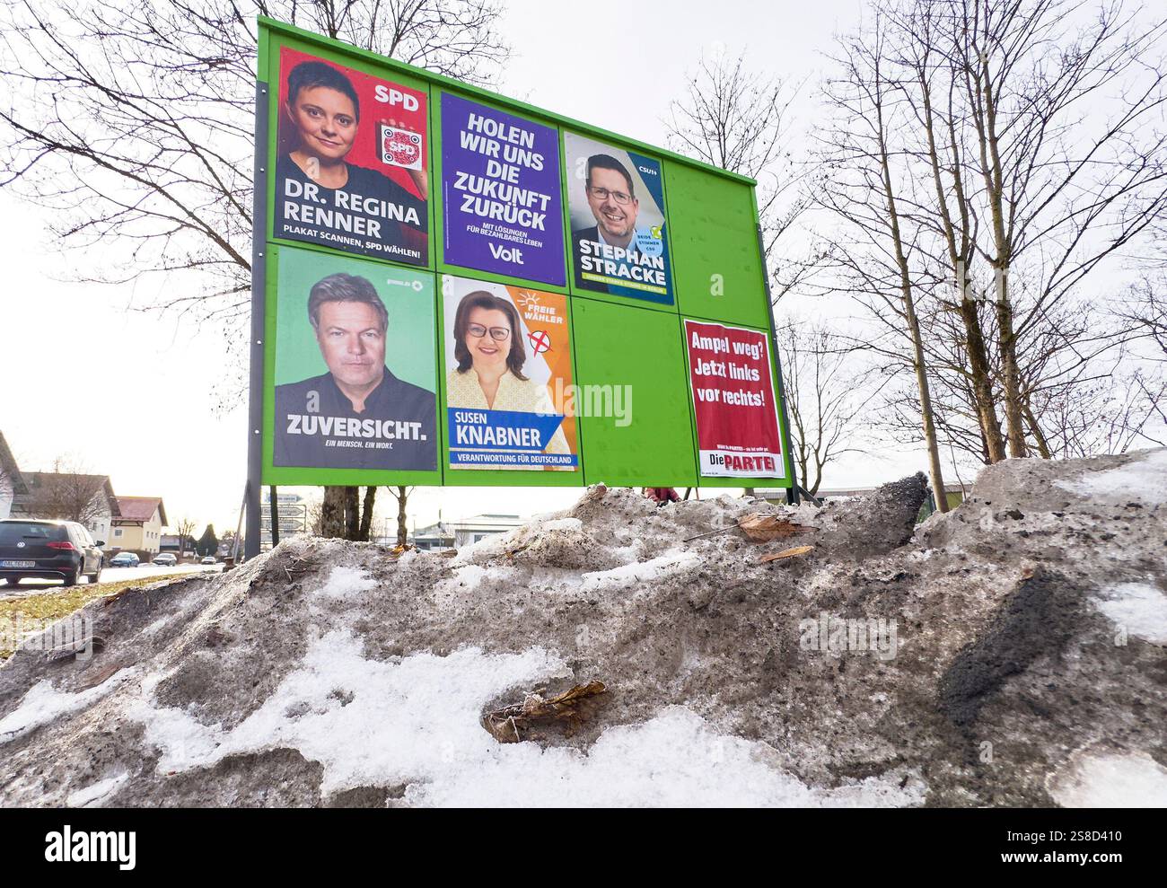 Marktoberdorf, Deutschland. Januar 2025. Parteiwahlplakate von Robert Habeck (Gruene), Olaf Scholz (SPD), Bundeskanzler Deutschland, Maral Koohestanian (Volt) Friedrich Merz (CDU), Markus Soeder (CSU), Hubert Aiwanger (Freie Waehler), Maria Wissmiller (Gruene), Dr. Regina Renner (SPD), Stephan Stracke (CSU), Susen Knabner (Freie Waehler) zur Bundestagswahl am 23. Februar 2025 am 22. Januar 2025 in Marktoberdorf. Fotograf: ddp Images/STAR-Images Credit: ddp Media GmbH/Alamy Live News Stockfoto
