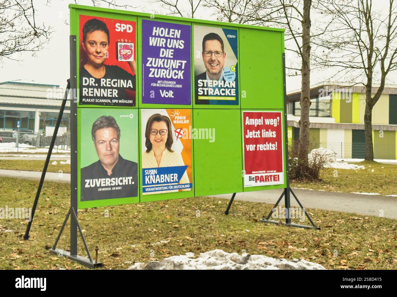 Marktoberdorf, Deutschland. Januar 2025. Parteiwahlplakate von Robert Habeck (Gruene), Olaf Scholz (SPD), Bundeskanzler Deutschland, Maral Koohestanian (Volt) Friedrich Merz (CDU), Markus Soeder (CSU), Hubert Aiwanger (Freie Waehler), Maria Wissmiller (Gruene), Dr. Regina Renner (SPD), Stephan Stracke (CSU), Susen Knabner (Freie Waehler) zur Bundestagswahl am 23. Februar 2025 am 20. Januar 2025 in Marktoberdorf. Fotograf: ddp Images/STAR-Images Credit: ddp Media GmbH/Alamy Live News Stockfoto