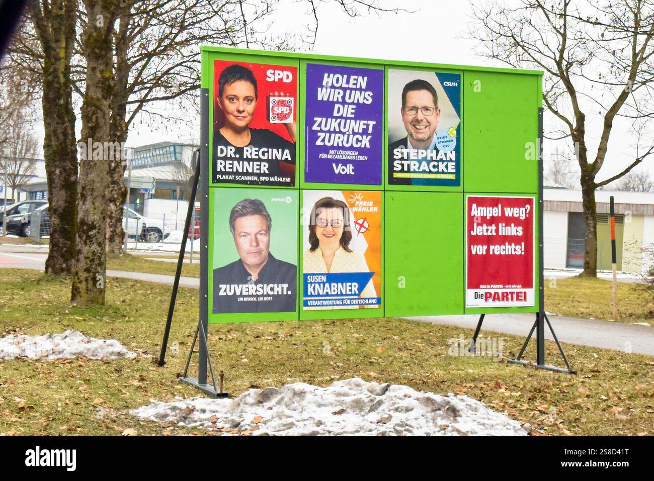 Marktoberdorf, Deutschland. Januar 2025. Parteiwahlplakate von Robert Habeck (Gruene), Olaf Scholz (SPD), Bundeskanzler Deutschland, Maral Koohestanian (Volt) Friedrich Merz (CDU), Markus Soeder (CSU), Hubert Aiwanger (Freie Waehler), Maria Wissmiller (Gruene), Dr. Regina Renner (SPD), Stephan Stracke (CSU), Susen Knabner (Freie Waehler) zur Bundestagswahl am 23. Februar 2025 am 20. Januar 2025 in Marktoberdorf. Fotograf: ddp Images/STAR-Images Credit: ddp Media GmbH/Alamy Live News Stockfoto