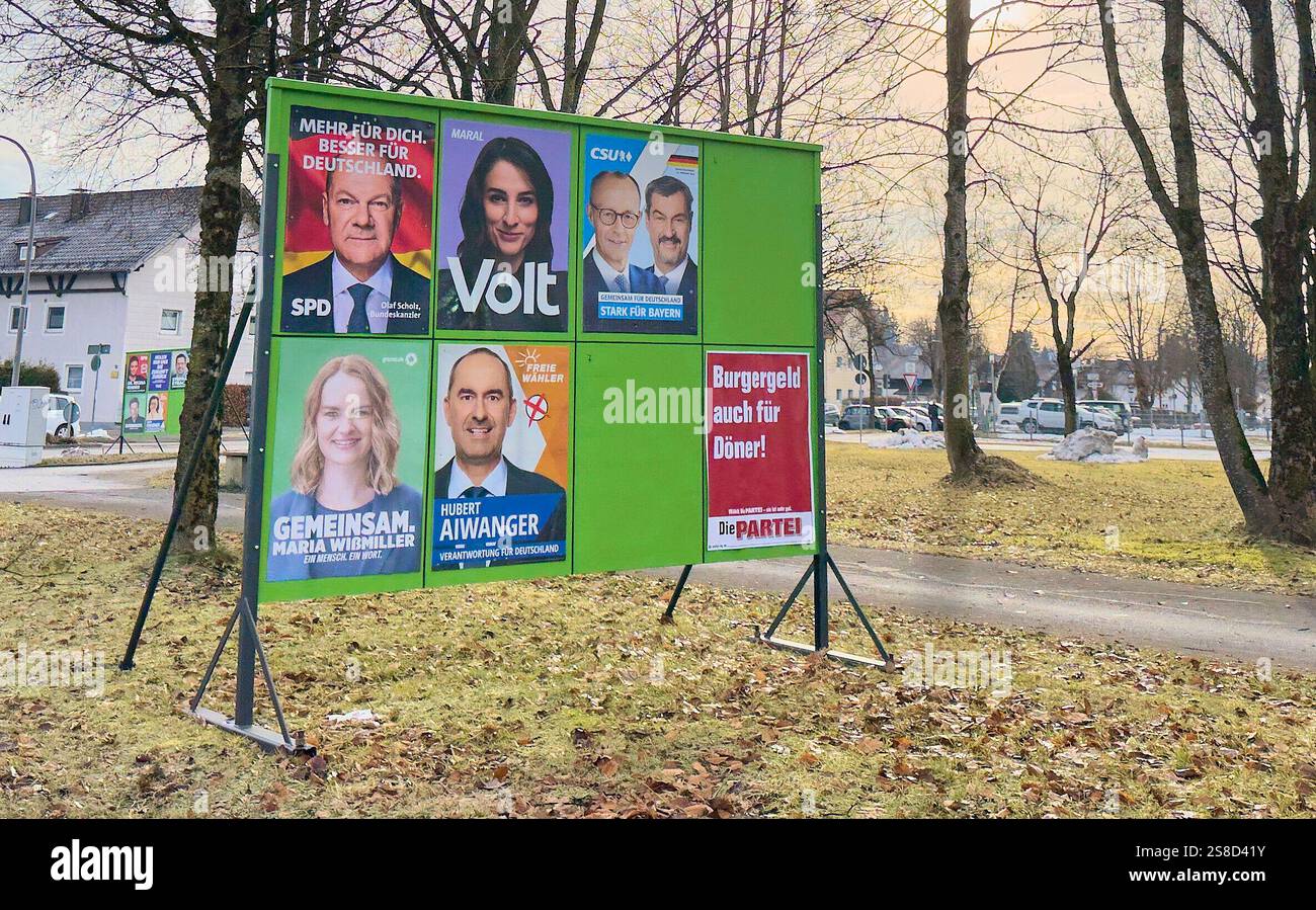 Marktoberdorf, Deutschland. Januar 2025. Parteiwahlplakate von Robert Habeck (Gruene), Olaf Scholz (SPD), Bundeskanzler Deutschland, Maral Koohestanian (Volt) Friedrich Merz (CDU), Markus Soeder (CSU), Hubert Aiwanger (Freie Waehler), Maria Wissmiller (Gruene), Dr. Regina Renner (SPD), Stephan Stracke (CSU), Susen Knabner (Freie Waehler) zur Bundestagswahl am 23. Februar 2025 am 22. Januar 2025 in Marktoberdorf. Fotograf: ddp Images/STAR-Images Credit: ddp Media GmbH/Alamy Live News Stockfoto
