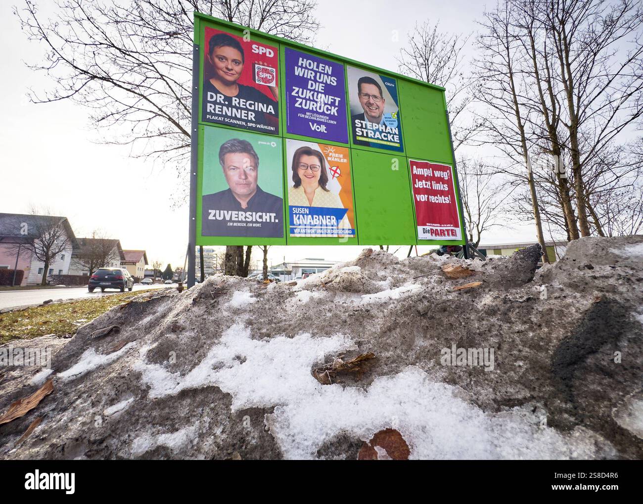 Parteiwahlplakate von Robert Habeck Grüne, Olaf Scholz SPD, Bundeskanzler Deutschland, Maral Koohestanian Volt Friedrich Merz CDU, Markus Söder CSU, Hubert Aiwanger Freie Wähler, Maria Wissmiller Grüne, Dr. Regina Renner SPD, Stephan Stracke CSU, Susen Knabner Freie Wähler zur Bundestagswahl am 23. Februar 2025 am 22. Januar 2025 in Marktoberdorf. Stockfoto