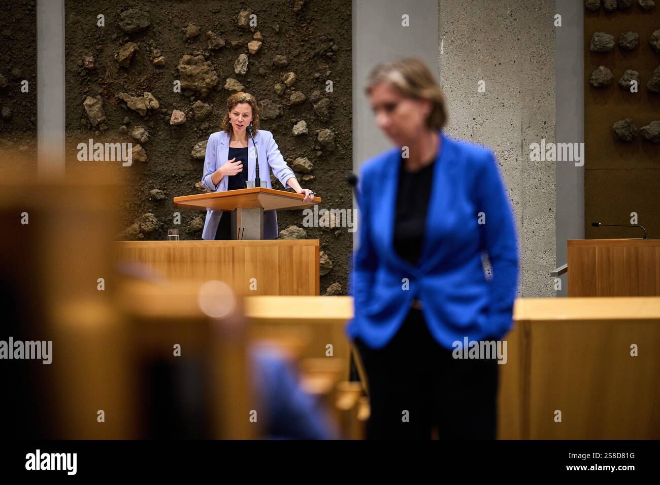 DEN HAAG - Christine Teunissen (PvdD) im Gespräch mit Ingrid Michon-Derksen (VVD) während einer Debatte über das Recht auf Demonstration in den Niederlanden im Plenarsaal des Unterhauses. Die VVD will strengere Regeln gegen Demonstrationen, die die öffentliche Ordnung stören. ANP PHIL NIJHUIS niederlande raus - belgien raus Stockfoto