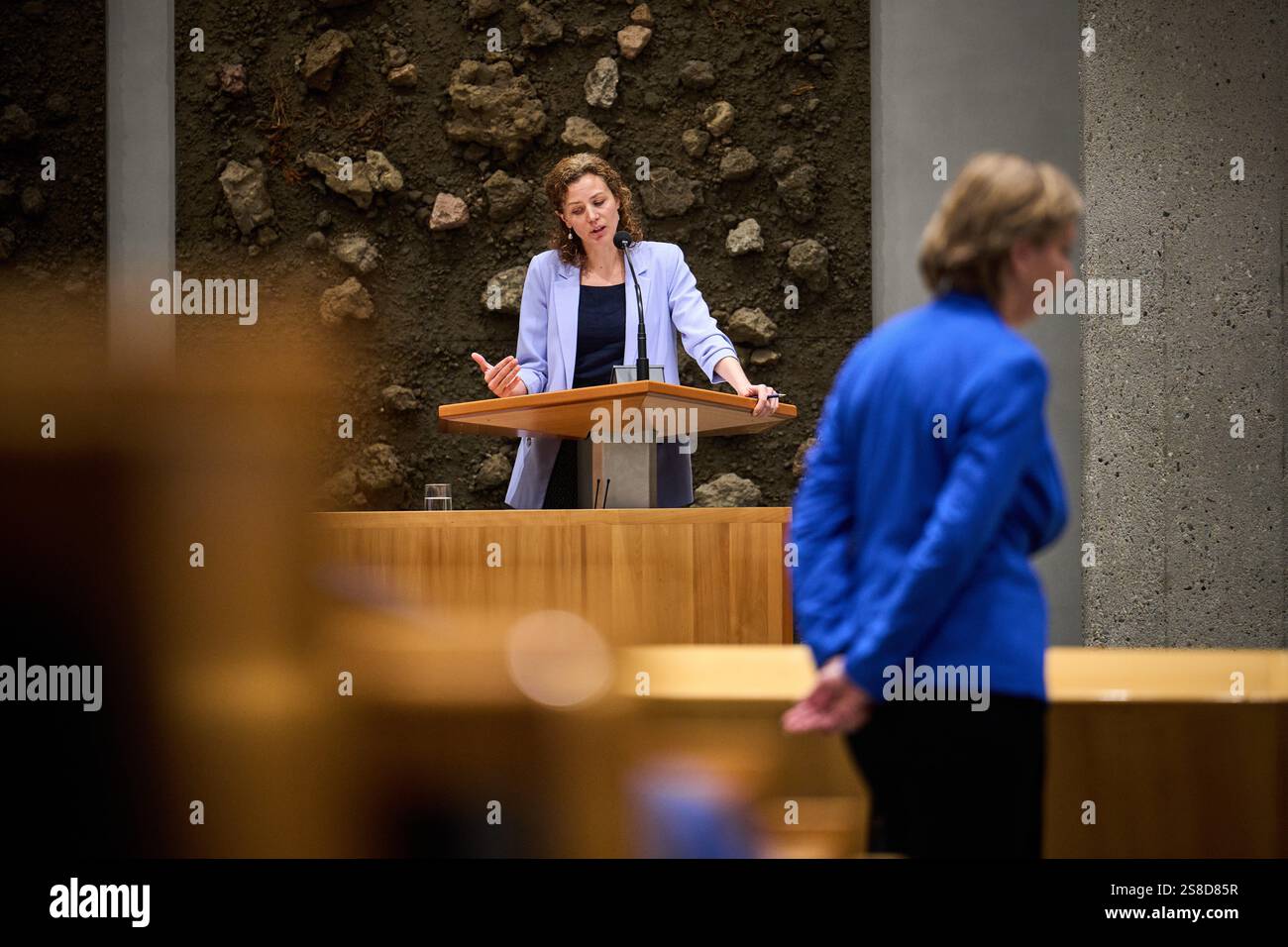 DEN HAAG - Christine Teunissen (PvdD) im Gespräch mit Ingrid Michon-Derksen (VVD) während einer Debatte über das Recht auf Demonstration in den Niederlanden im Plenarsaal des Unterhauses. Die VVD will strengere Regeln gegen Demonstrationen, die die öffentliche Ordnung stören. ANP PHIL NIJHUIS niederlande raus - belgien raus Stockfoto