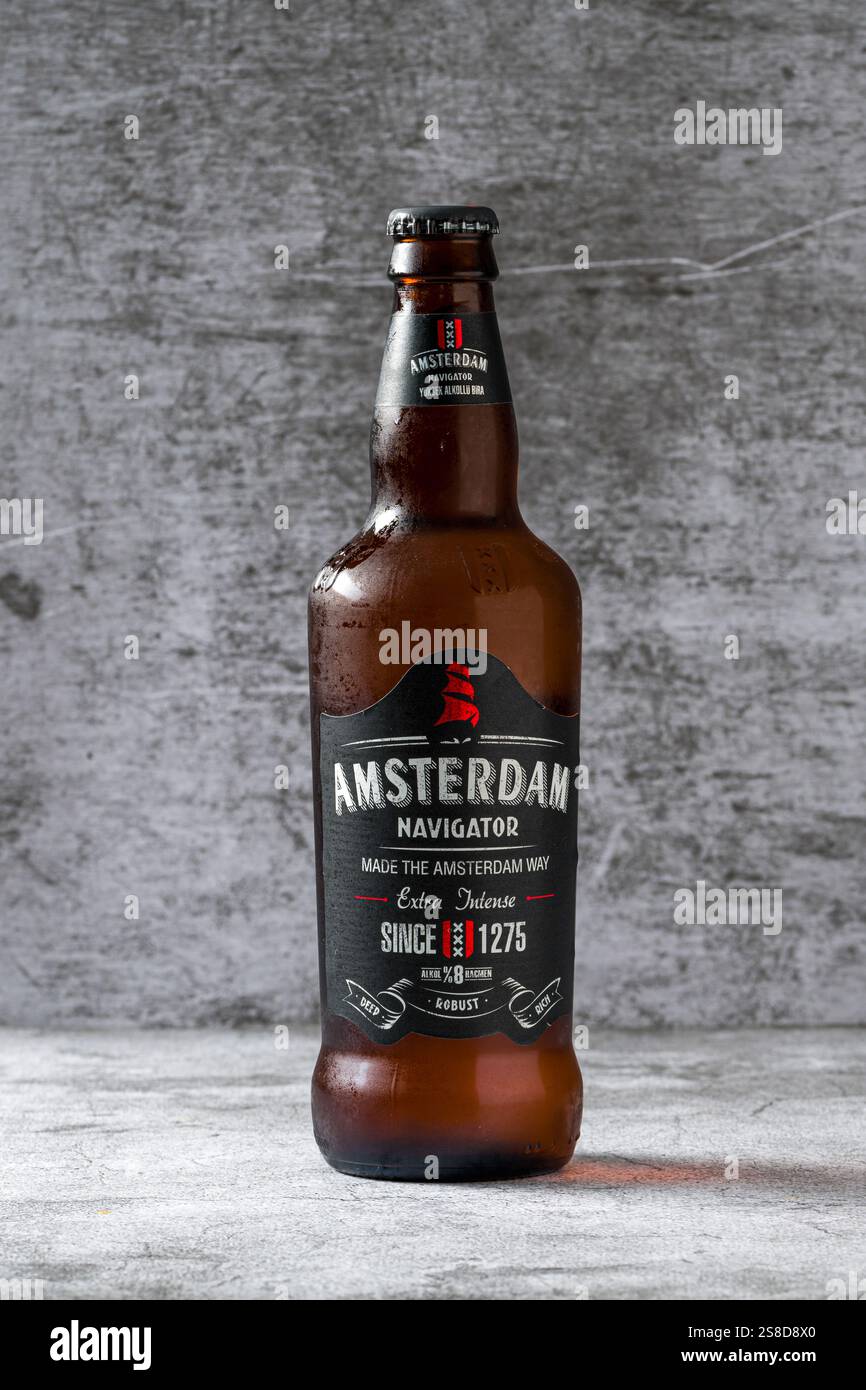 Antalya, Türkei - 7. November 2023: Amsterdam Navigator Lager Bier in Glasflasche auf Steintisch Stockfoto