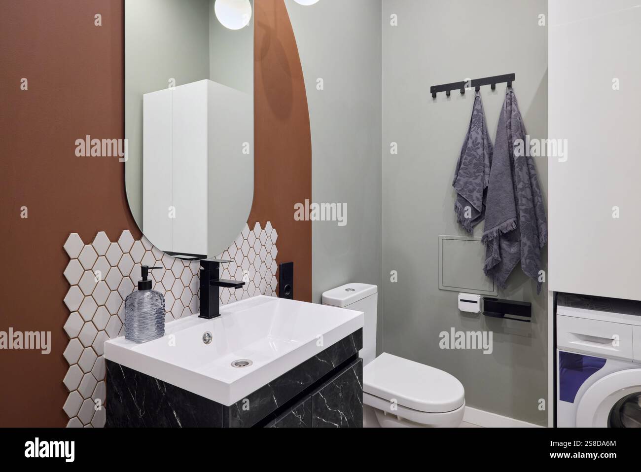 Entdecken Sie die Welt des modernen Badezimmerdesigns mit stilvollen Armaturen und Oberflächen Stockfoto