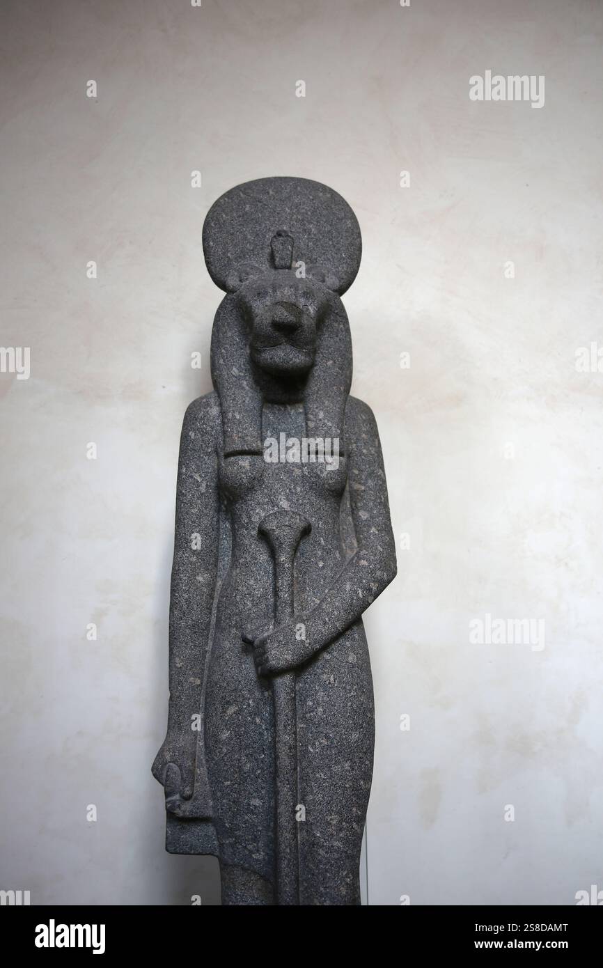 Statue der Göttin Sekhmet. Granodiorit. Neues Königreich, 18. Dynastie. Die Herrschaft von Amenhotep III. (1390-1353 v. Chr.). Theben. Ägypten. Ägyptisches Museum von Turin Stockfoto