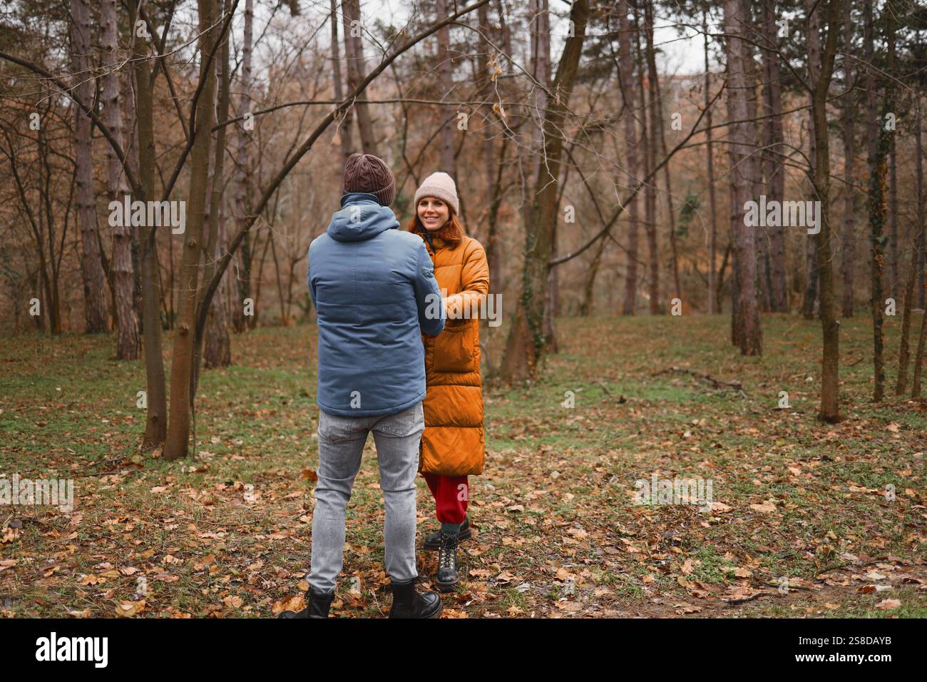 Glückliche Paare tanzen im park Stockfoto