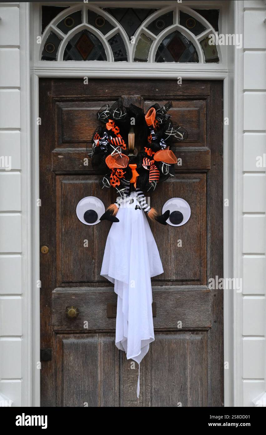 Geist und halloween-Kranz an der Haustür Stockfoto