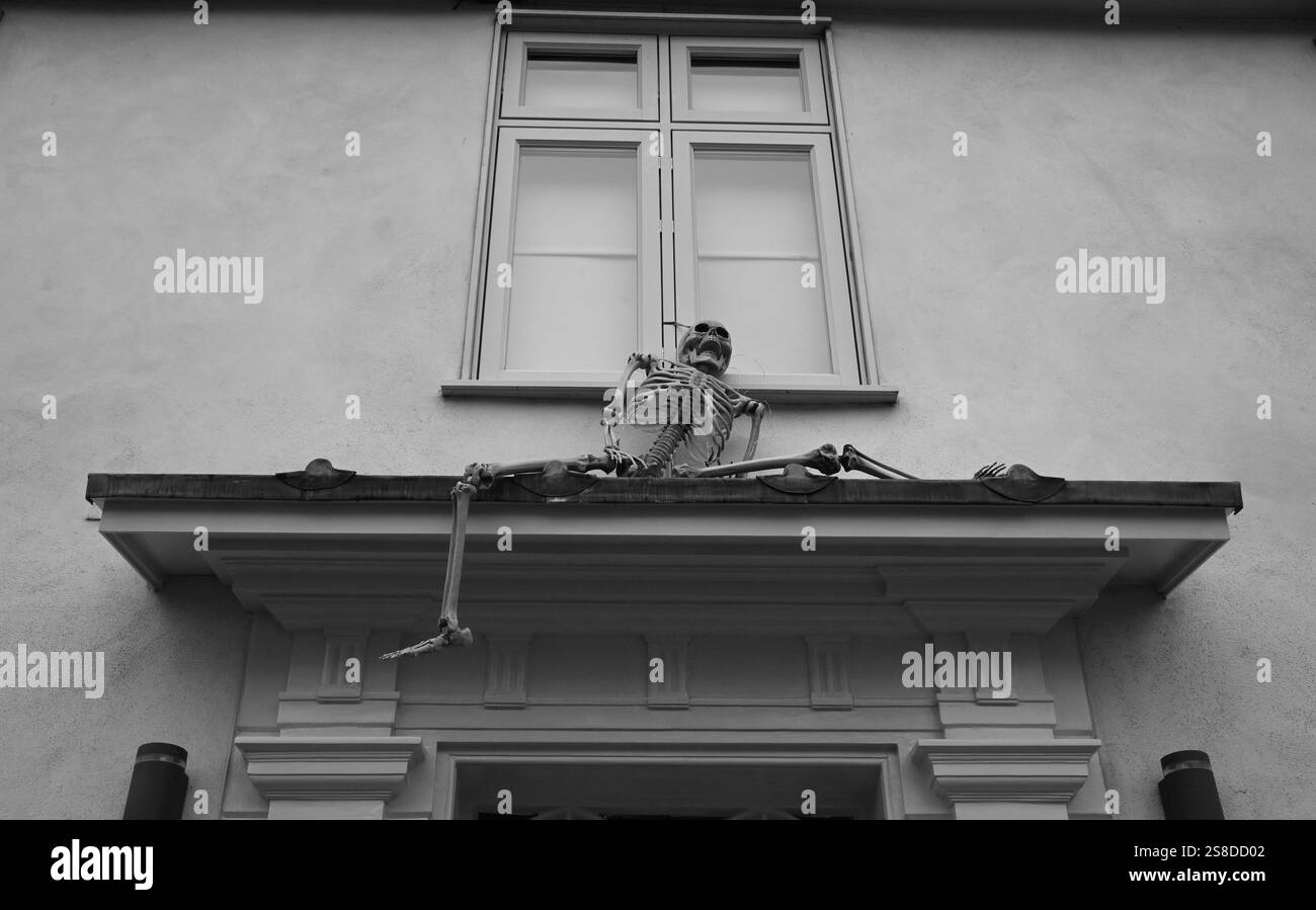 Skelett vor dem Haus Stockfoto
