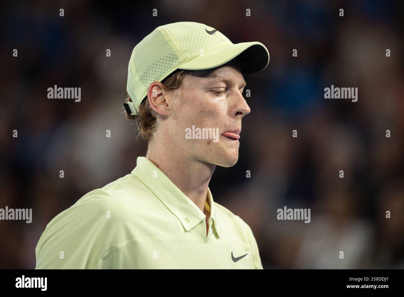 Melbourne, Australien. Januar 2025. Jannik Sinner reagierte im Viertelfinale der Männer zwischen Jannik Sinner aus Italien und Alex de Minaur aus Australien beim Australian Open Tennis Turnier in Melbourne, Australien am 22. Januar 2025. Quelle: Hu Jingchen/Xinhua/Alamy Live News Stockfoto