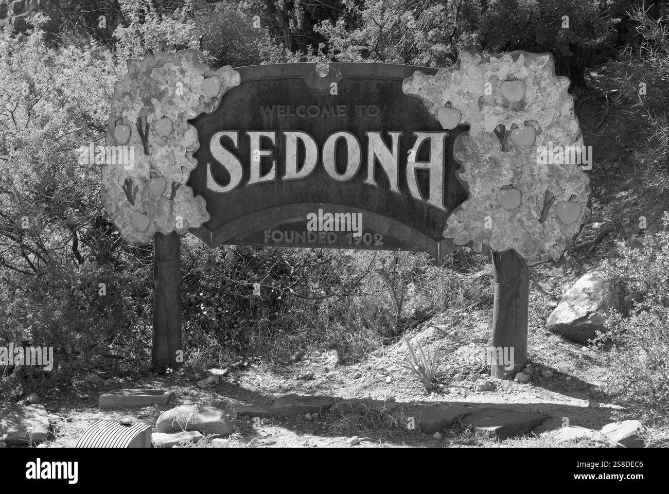Begrüßungsschild am Eingang von Sedona, Arizona, USA, umgeben von roten Felsformationen und Wüstenvegetation. Stockfoto