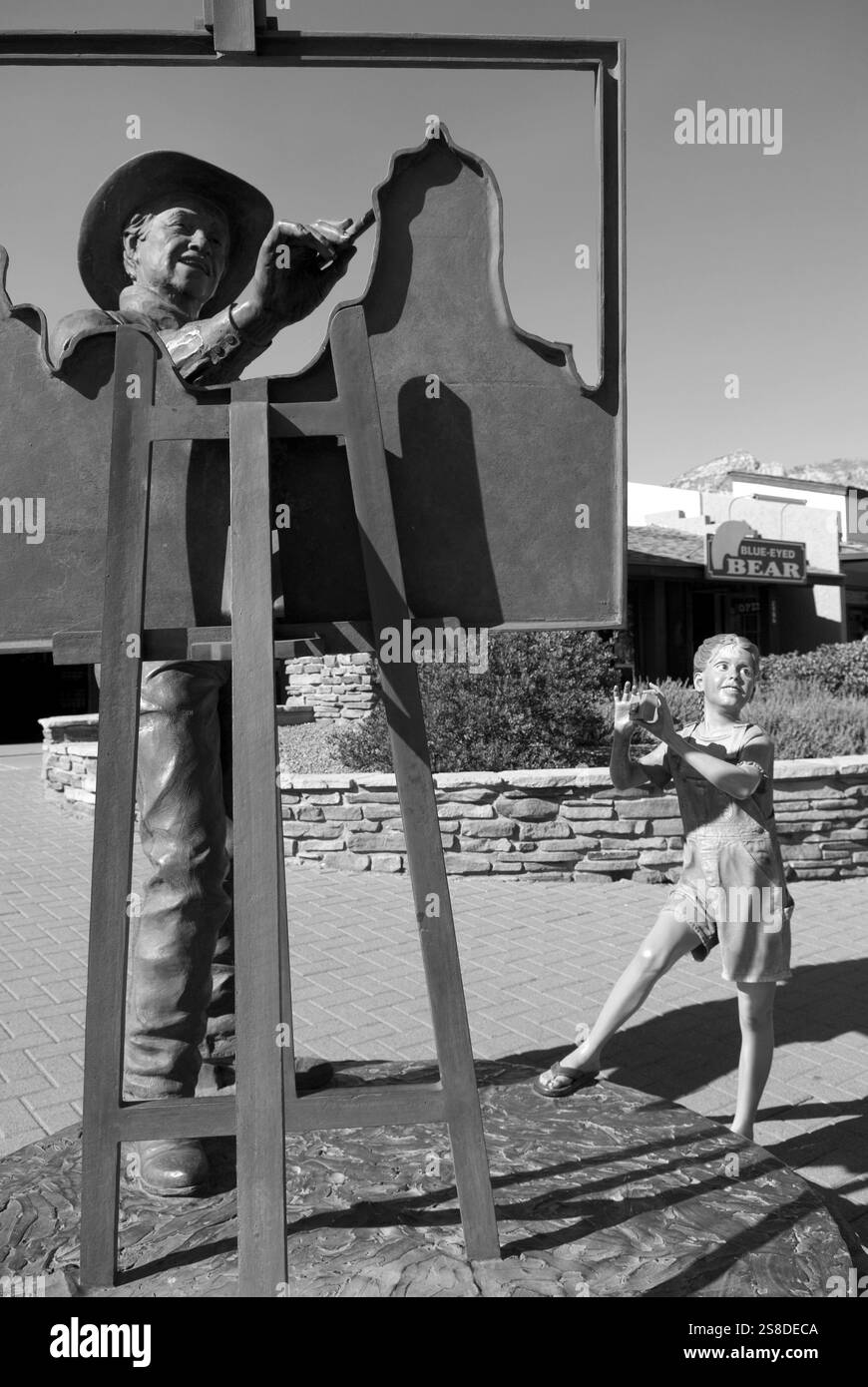 Die Skulptur Cowboy Painter in Sedona, Arizona, USA, ehrt den Geist des alten Westens und das künstlerische Erbe der Region. Stockfoto
