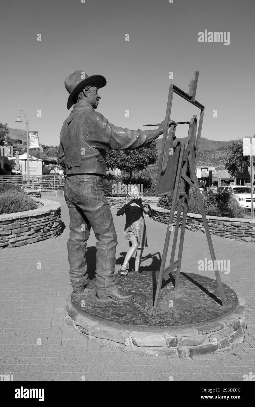 Die Skulptur Cowboy Painter in Sedona, Arizona, ist eine eindrucksvolle Hommage an die Verschmelzung von Cowboy-Kultur und künstlerischem Ausdruck in Amerika. Stockfoto