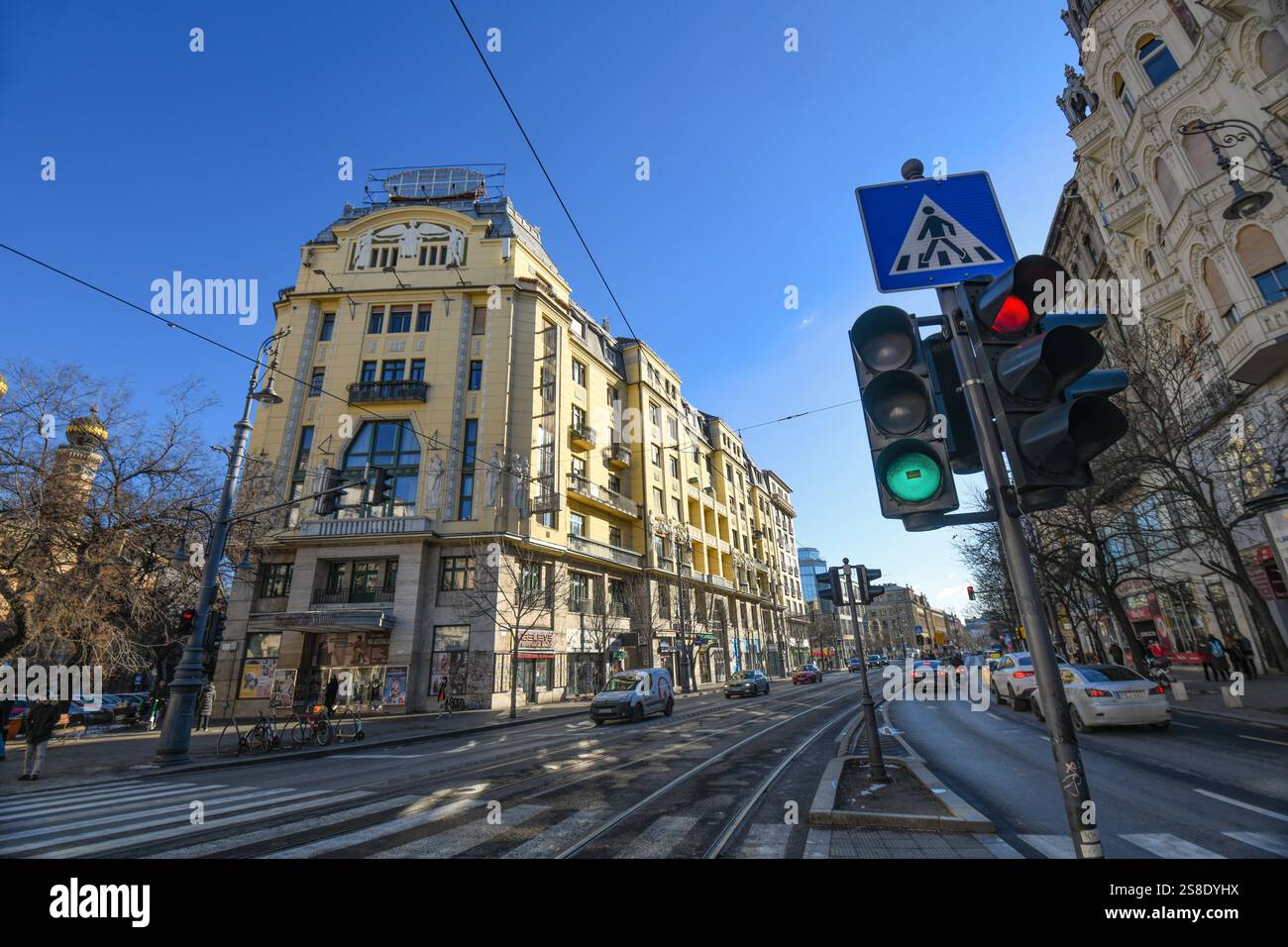 Stadtzentrum von Budapest: Belvarosi Szinhaz (Stadttheater) und Karoly Boulevard, Ungarn Stockfoto